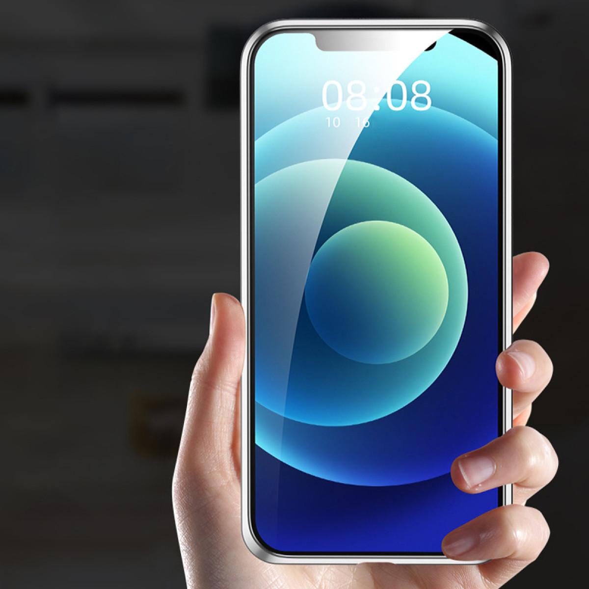 Eine Hand, die ein Telefon mit einem blau-weißen Bildschirm hält. Das Telefon befindet sich in der Mitte.