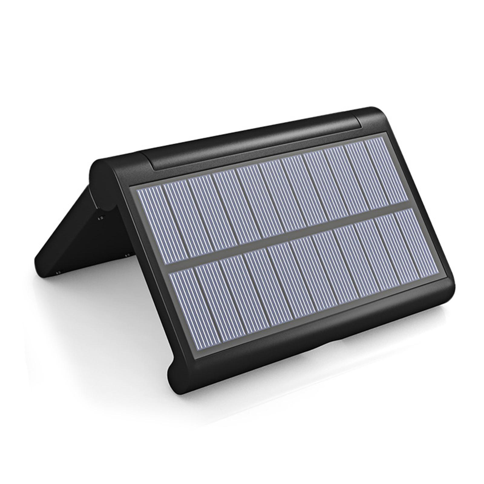 Schwarzes Solarpanel mit abgewinkeltem Design, das die Solarzellen zeigt, auf weißem Hintergrund.