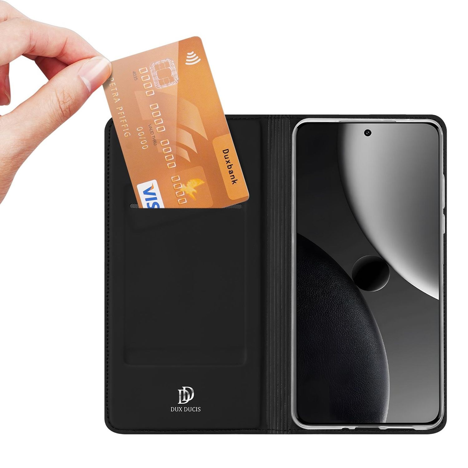 Eine Hand steckt eine Kreditkarte in eine schwarze Handyhülle mit einem Telefon darin.