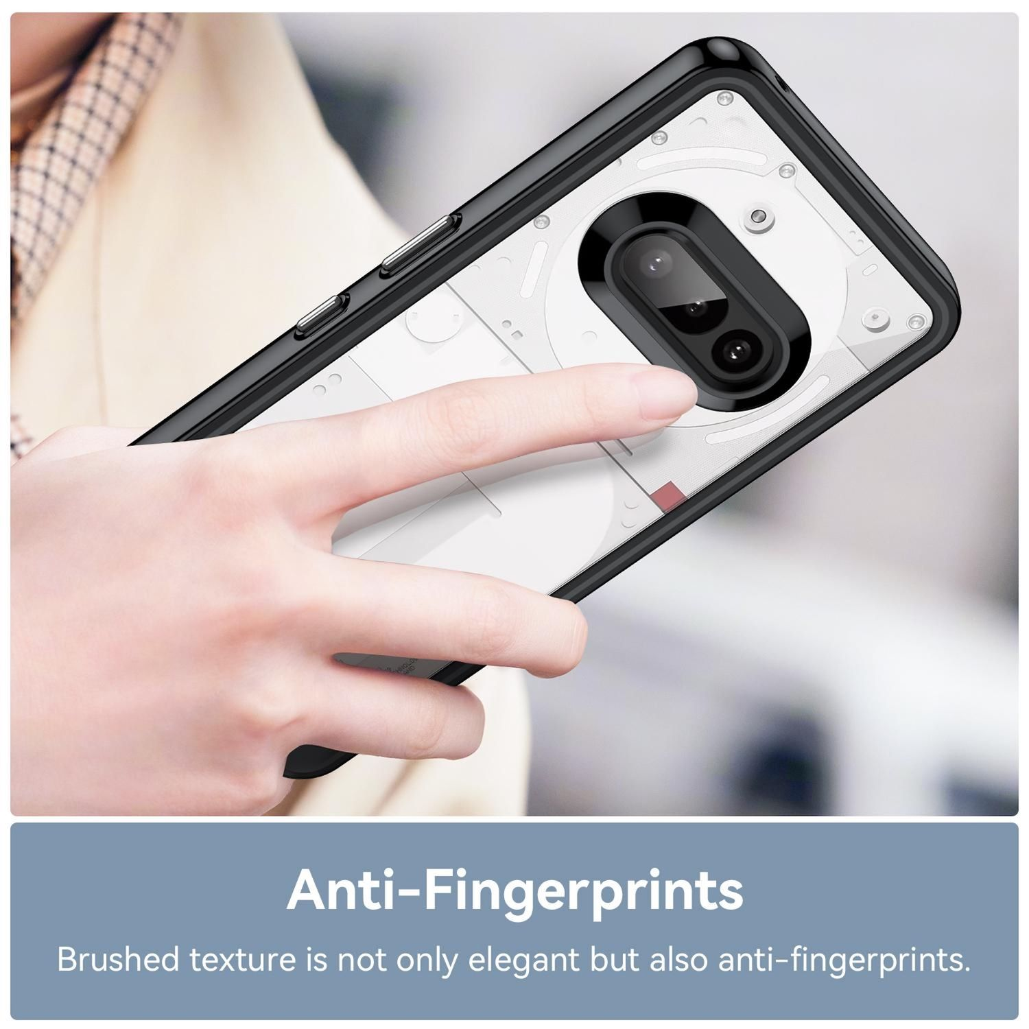 Eine Hand, die ein Telefon in einer schwarzen Hülle hält. Das Telefon ist in der Hand angewinkelt.
