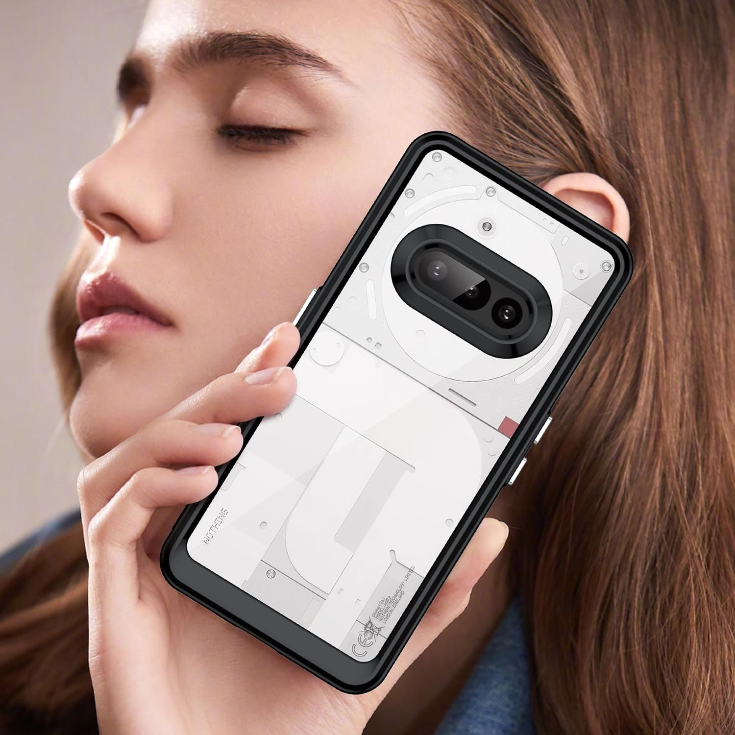 Eine Frau hält ein Telefon in einer schwarzen Hülle. Das Telefon hat eine Kamera und ein markantes Design.