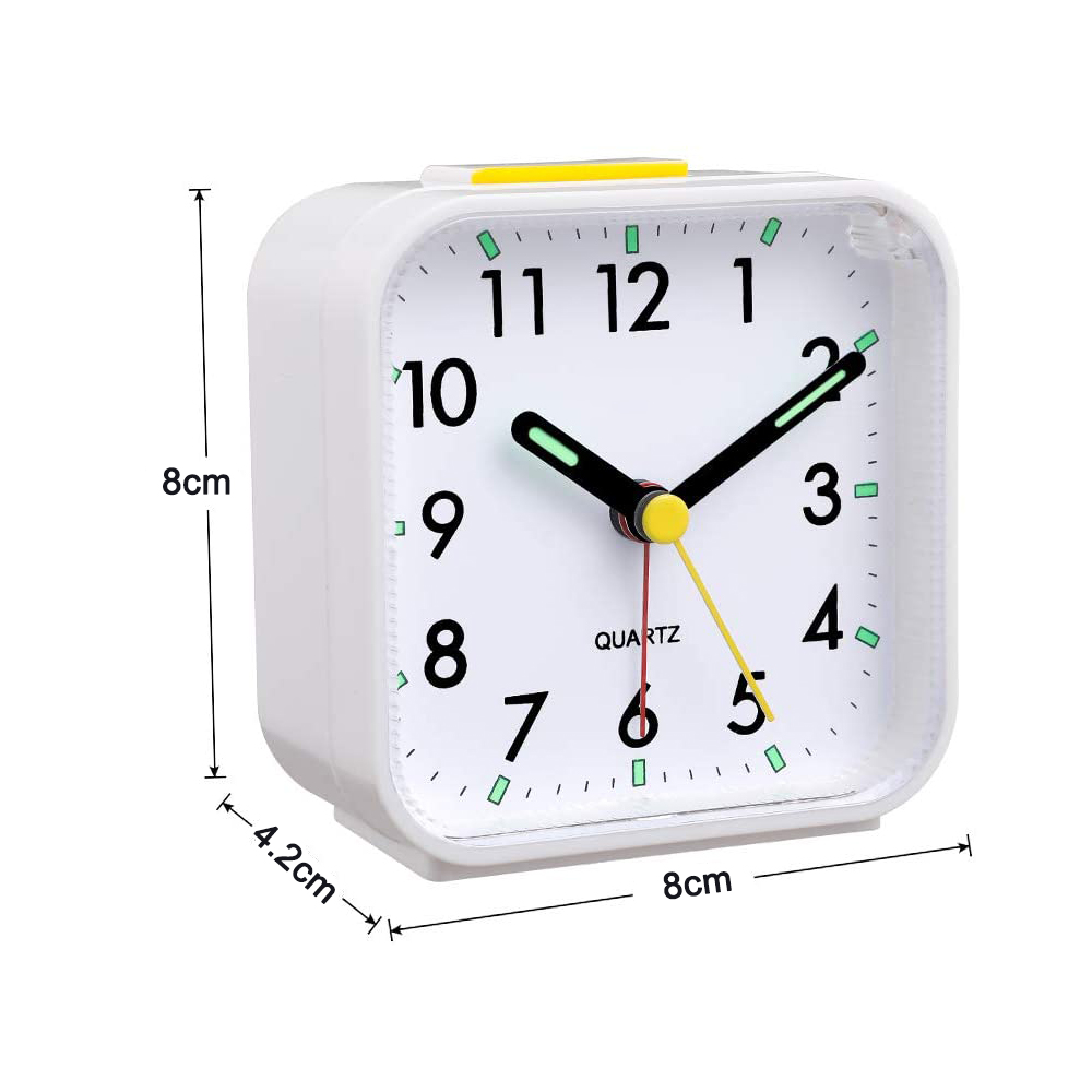 Weißer quadratischer Wecker, schwarze Zeiger auf 10:09, gelber Knopf oben, mit beschrifteten Maßen.