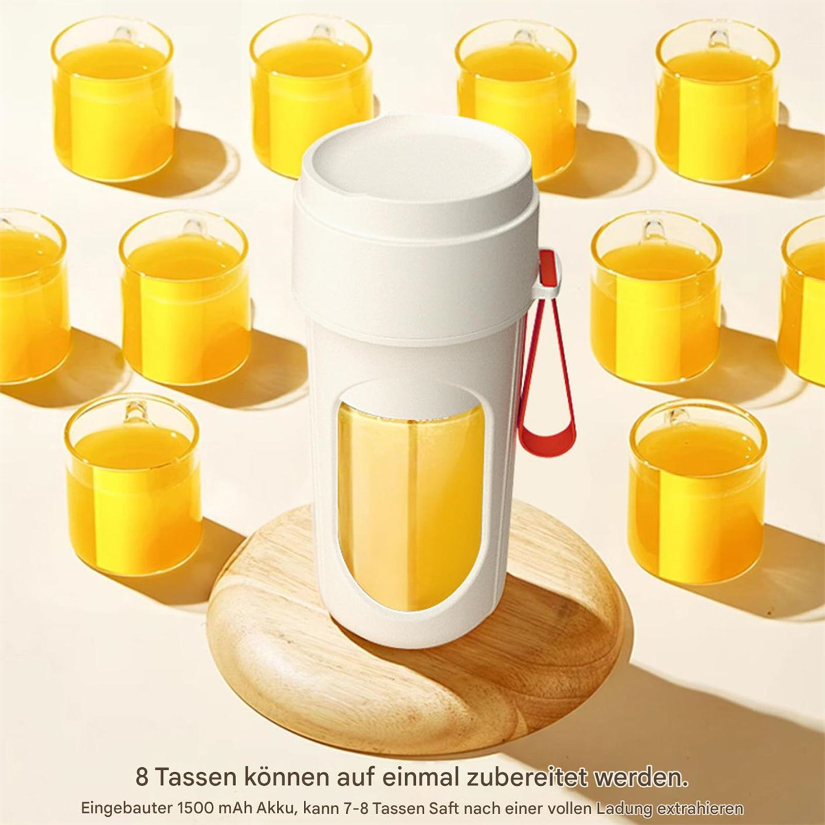 Ein weißer Mixer mit gelbem Saft und Gläsern. Mehrere Gläser gelben Saft um den Mixer herum.