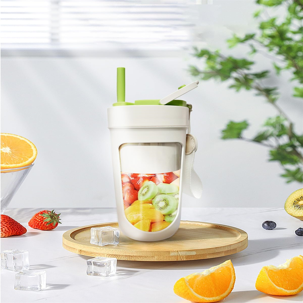 Eine weiße Wasserflasche mit Früchten, einem grünen Strohhalm und einem Holztablett mit Eiswürfeln und Orangenscheiben.