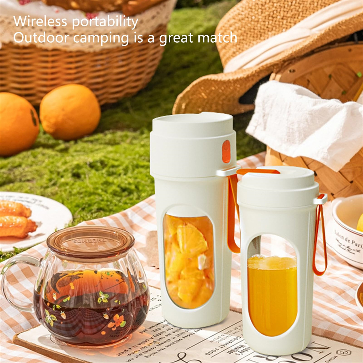 Picknick-Szene mit Getränkebehältern, Orangen und einem Strohhut auf Gras. Im Hintergrund ein Korb.