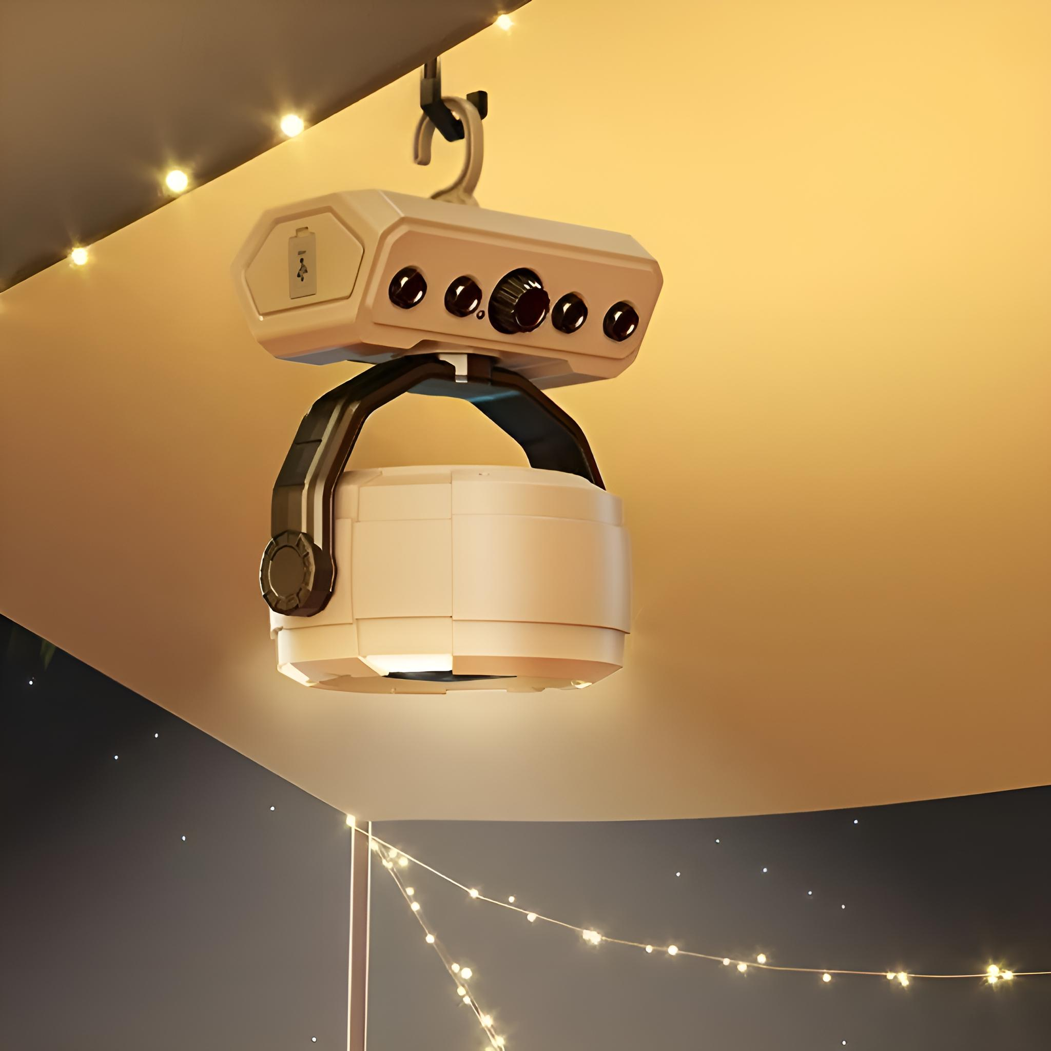 Hängende Campinglampe. Cremefarben mit USB-Anschluss und Bedienelementen, hängt an einem Haken.