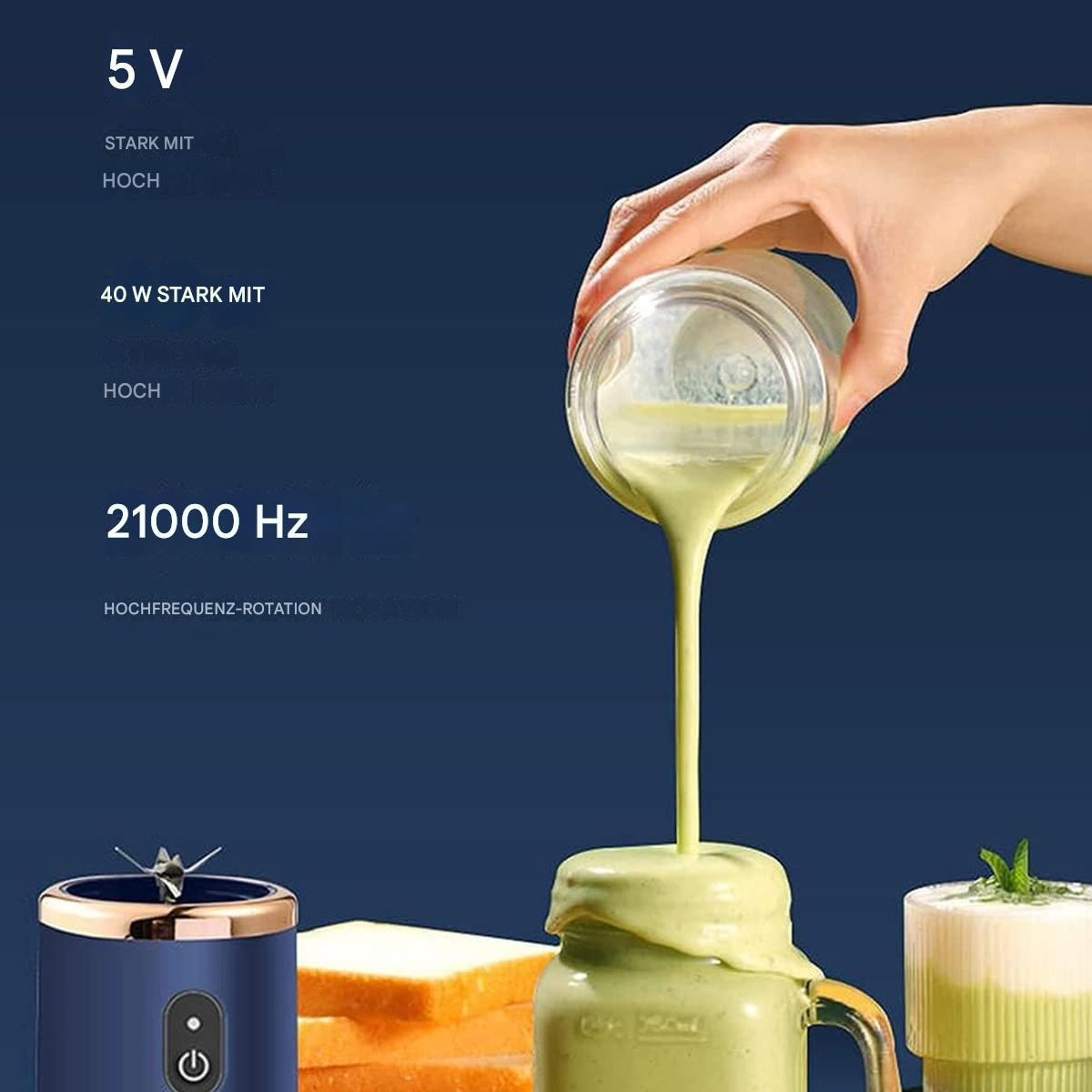 Person gießt grüne Flüssigkeit in ein Glas. Mixer und Brot sind sichtbar.