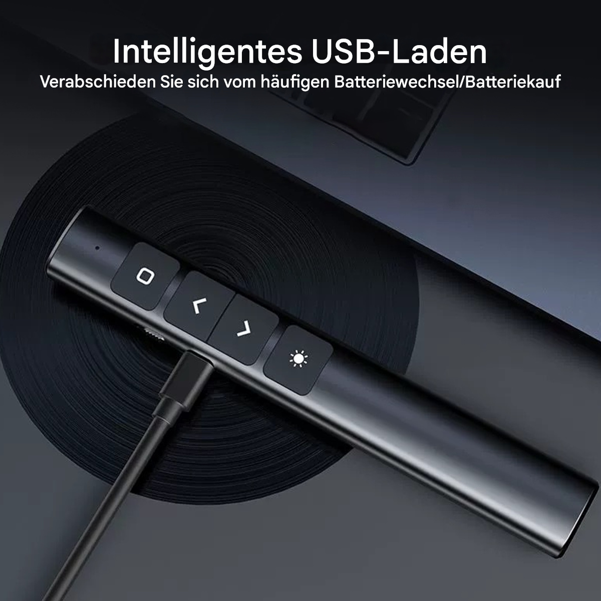 Eine schwarze Präsentations-Fernbedienung mit Tasten und USB-C-Ladekabel.