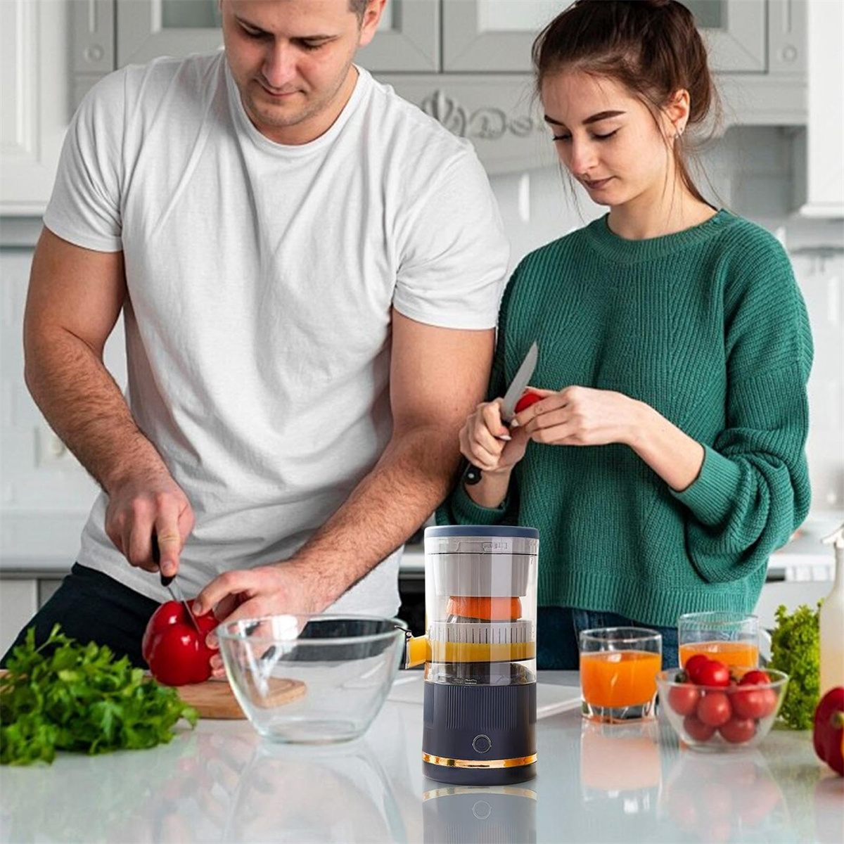 Ein Paar in einer Küche. Einer schneidet eine rote Paprika, der andere entsaftet mit einem Entsafter. Früchte und Saft sichtbar.