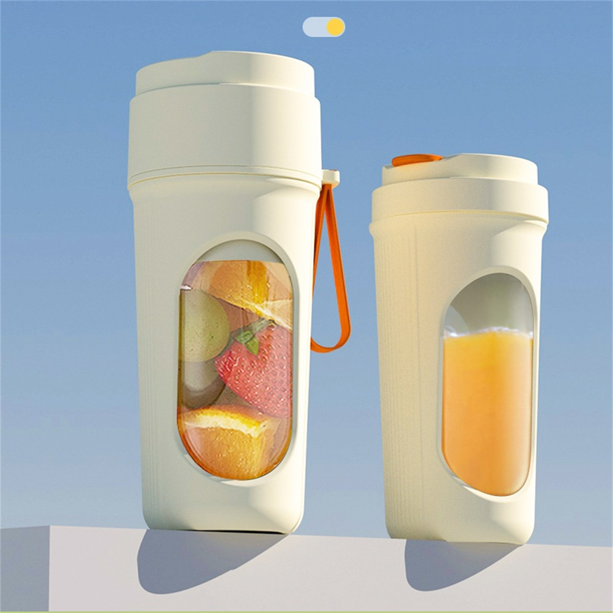 Zwei Entsafter nebeneinander. Einer mit Früchten, der andere mit Saft gefüllt.