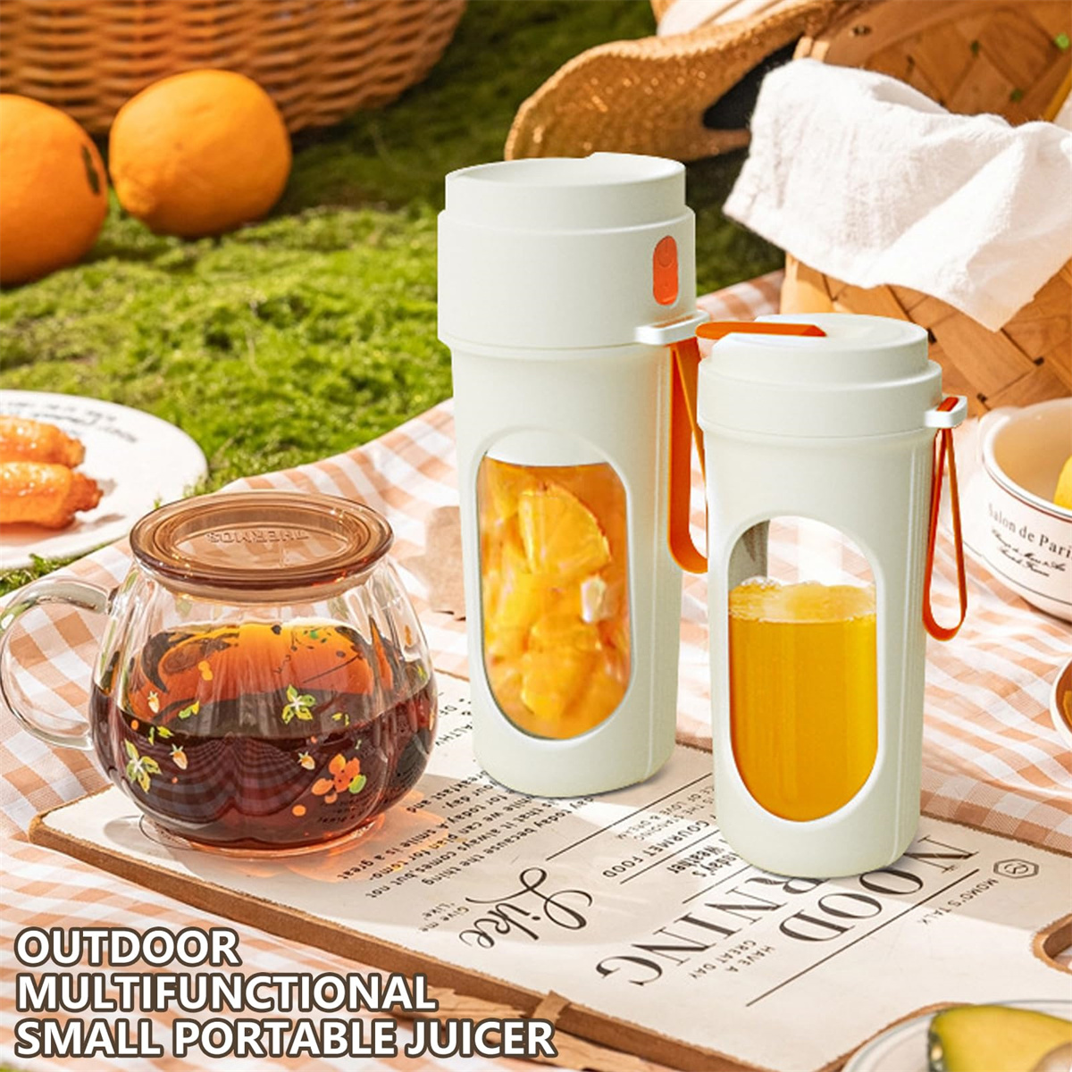 Entsafter mit Früchten und Glas Saft auf einem Tisch. Andere Gegenstände sind sichtbar, Umgebung im Freien.
