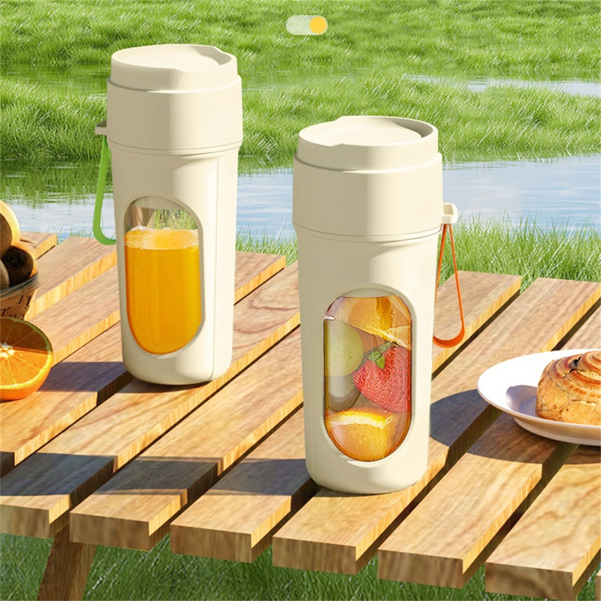 Zwei Entsafter auf einem Tisch. Einer mit Saft, der andere mit Früchten gefüllt. Umgebung im Freien.
