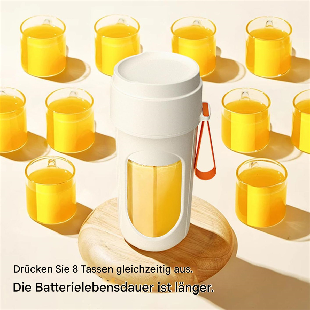 Ein weißer Entsafter mit vielen Gläsern Orangensaft drumherum. Text: Drücken Sie 8 Gläser auf einmal.