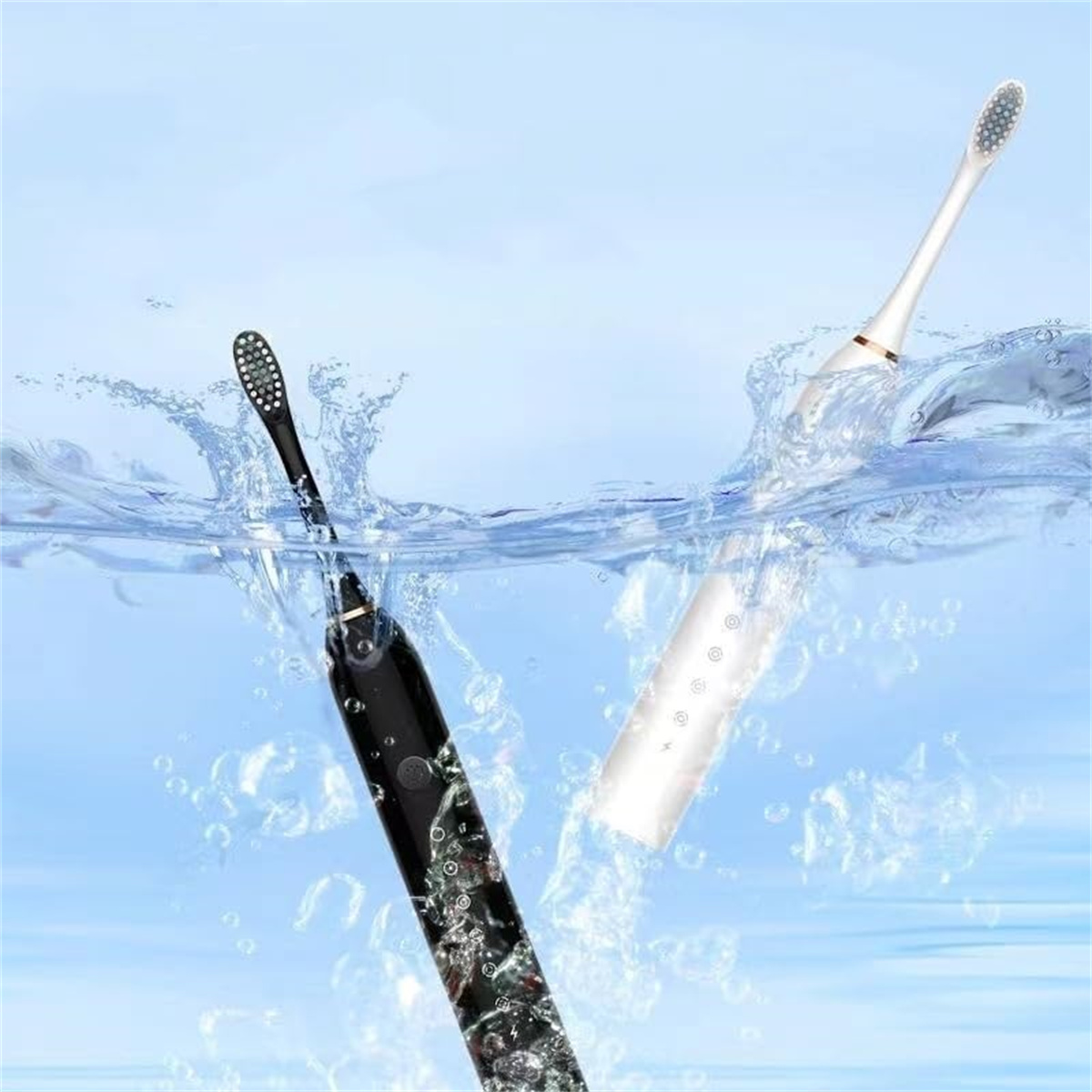 Zwei elektrische Zahnbürsten, eine schwarze und eine weiße, in Wasser getaucht.