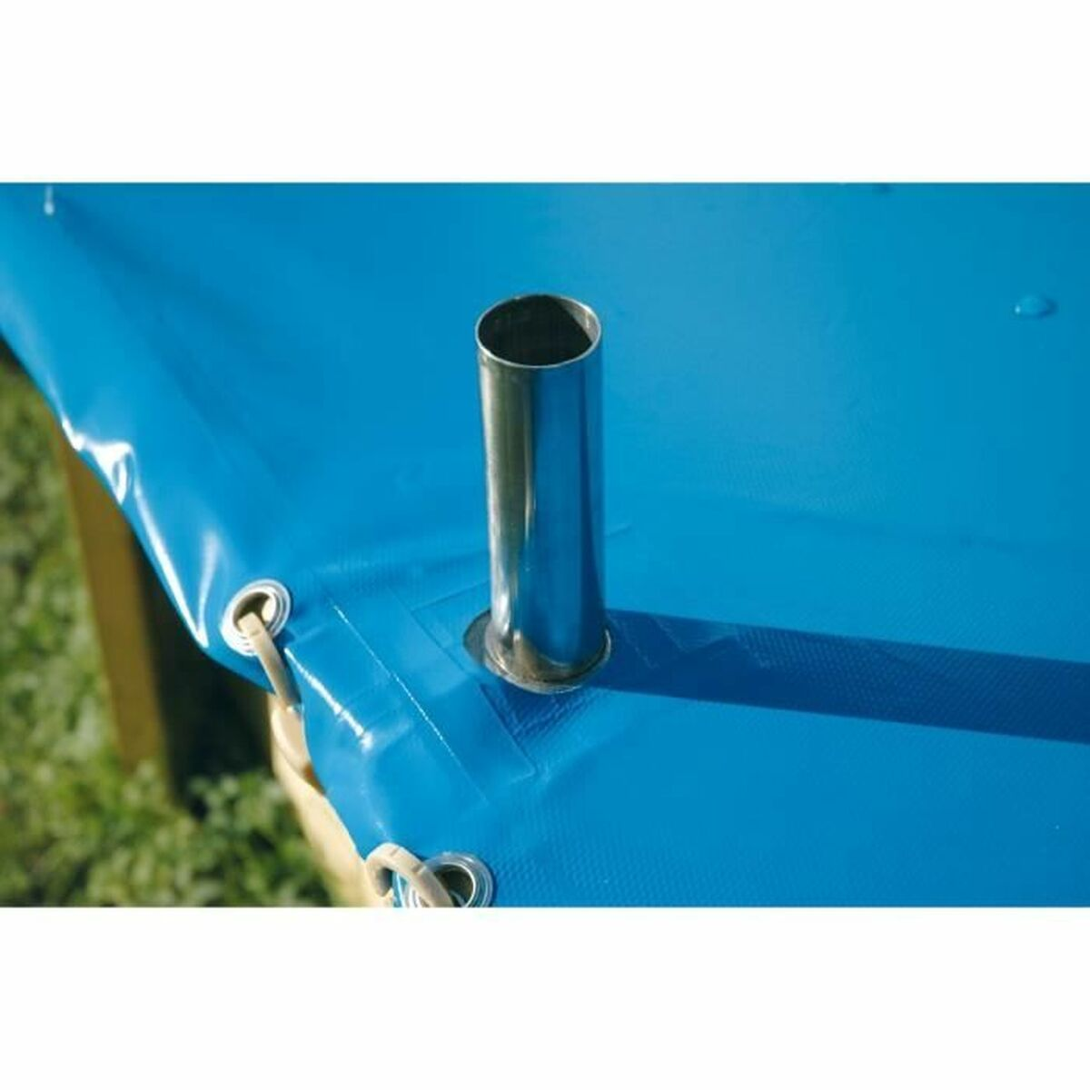 Blaue Plane mit einem Metallrohr, das daraus ragt.