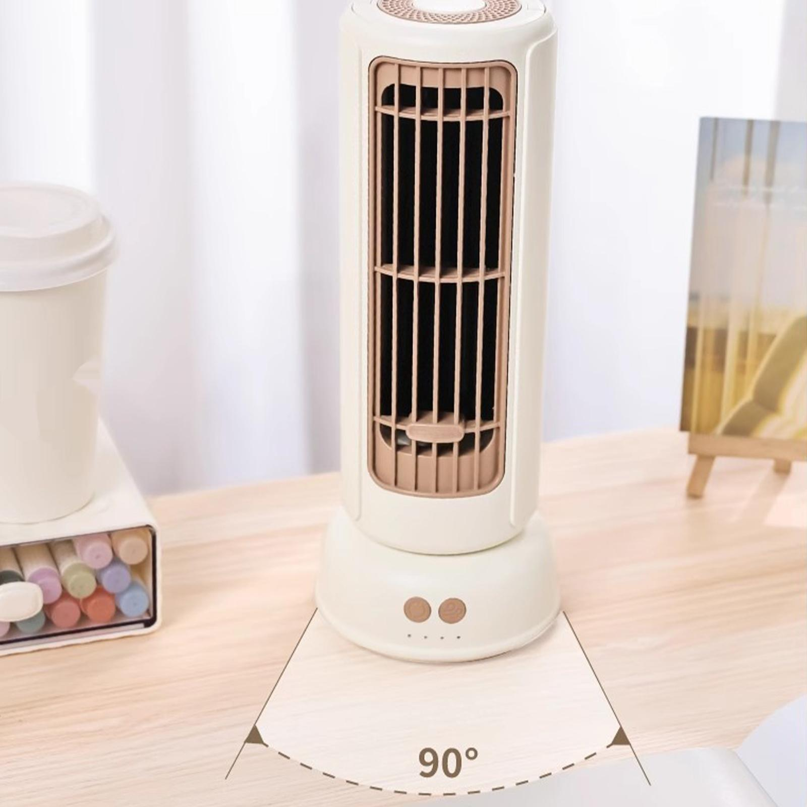 Ein beigefarbener Turmventilator steht auf einem Holzschreibtisch. Der Lüfter hat ein braunes Gitter und einen 90-Grad-Winkel.