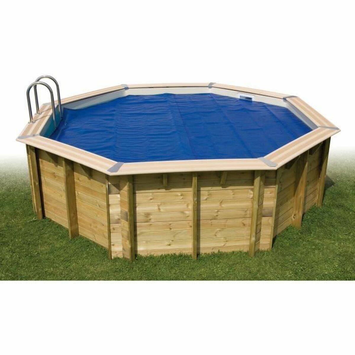 Ein achteckiger Holzpool mit blauer Abdeckung und Leiter. Der Pool befindet sich auf einer Wiese.