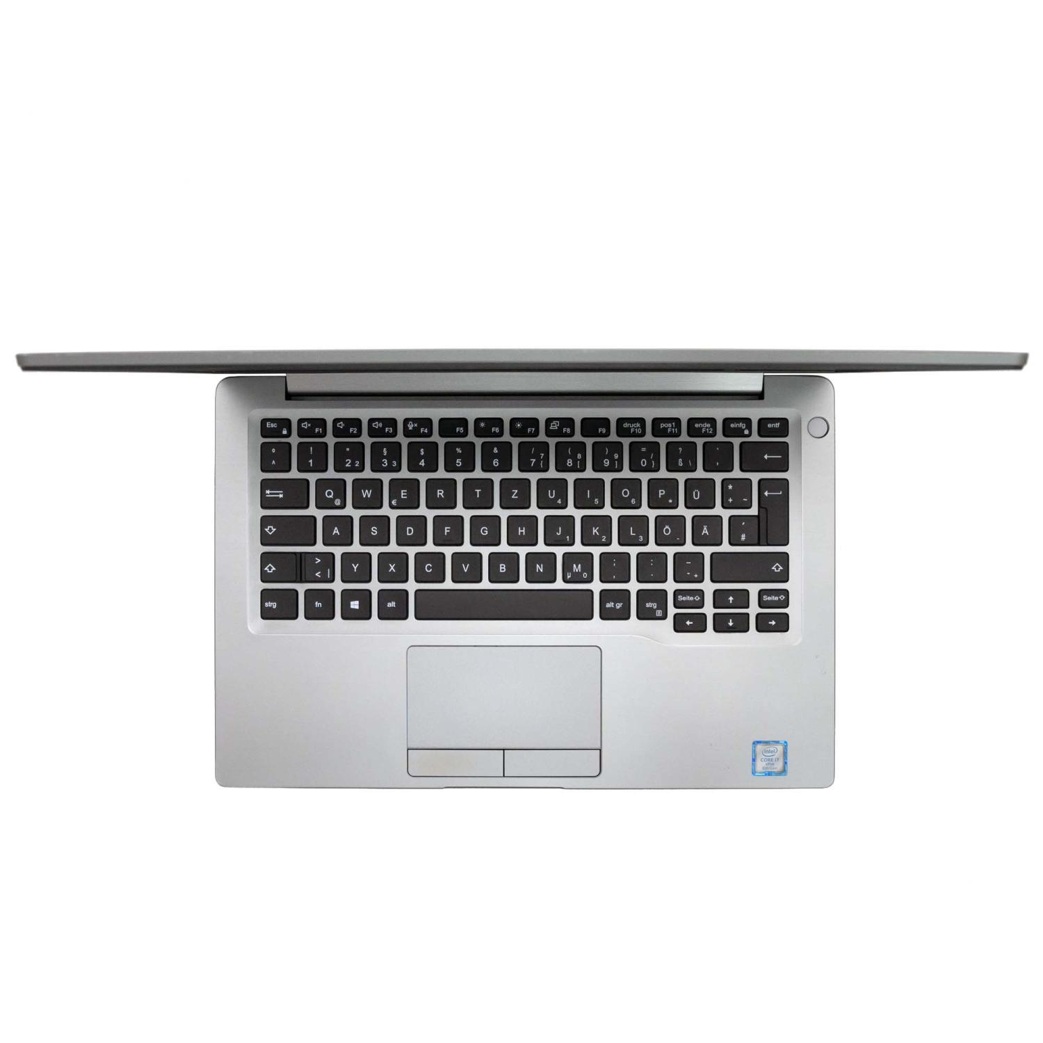 Ein Laptop mit silbernem Gehäuse und schwarzer Tastatur. Der Bildschirm ist offen.