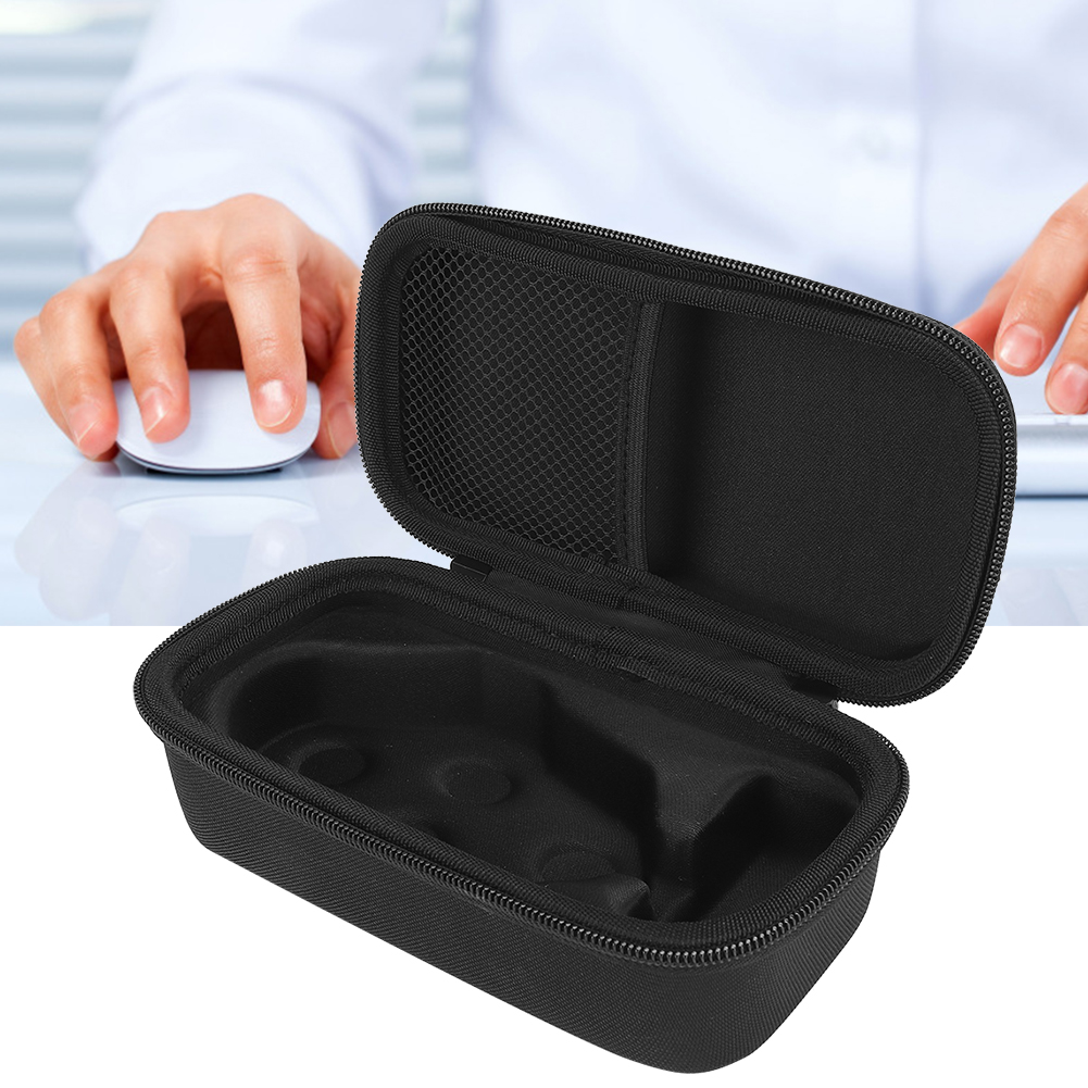 Schwarzes Etui, offen, in der Nähe von Händen auf einem Schreibtisch, Maus.