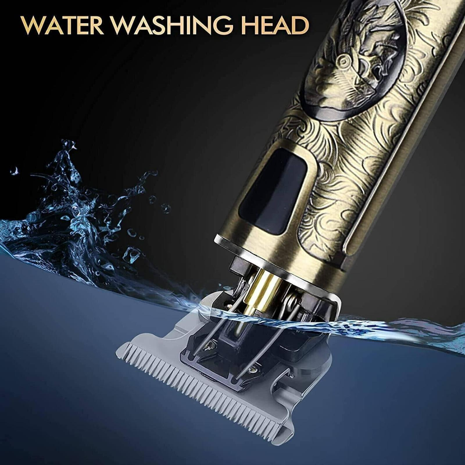Nahaufnahme eines elektrischen Rasierers mit Wasserkopf, teilweise in blauem Wasser eingetaucht. Der Rasierer hat ein dekoratives Design.