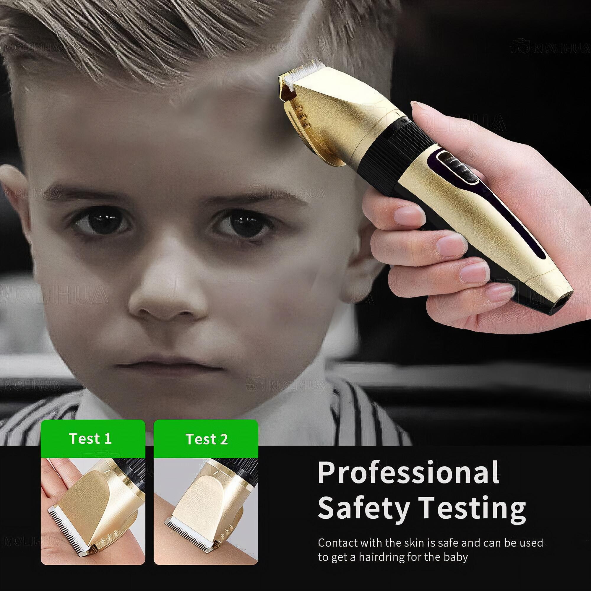 Ein Kind bekommt die Haare geschnitten, mit einer Haarschneidemaschine in der Hand und Testbildern.