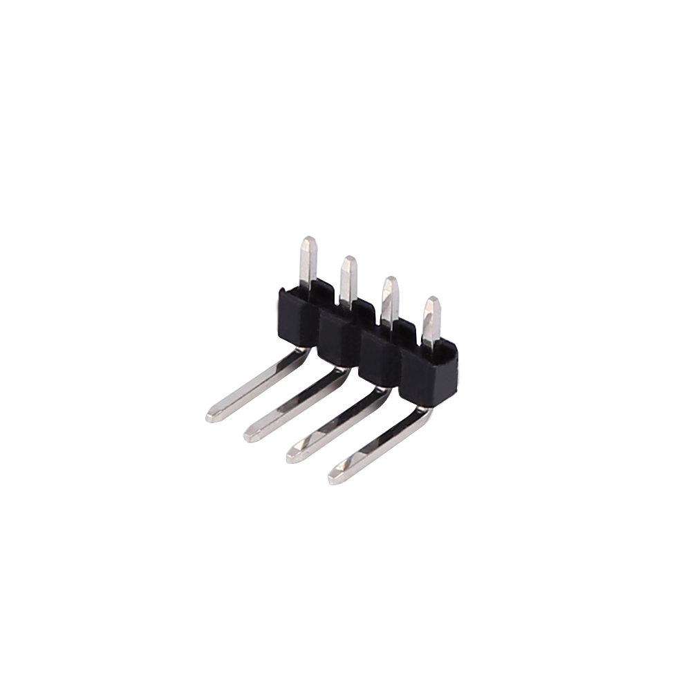 Vier schwarze Header-Pins, isoliert auf weißem Hintergrund.