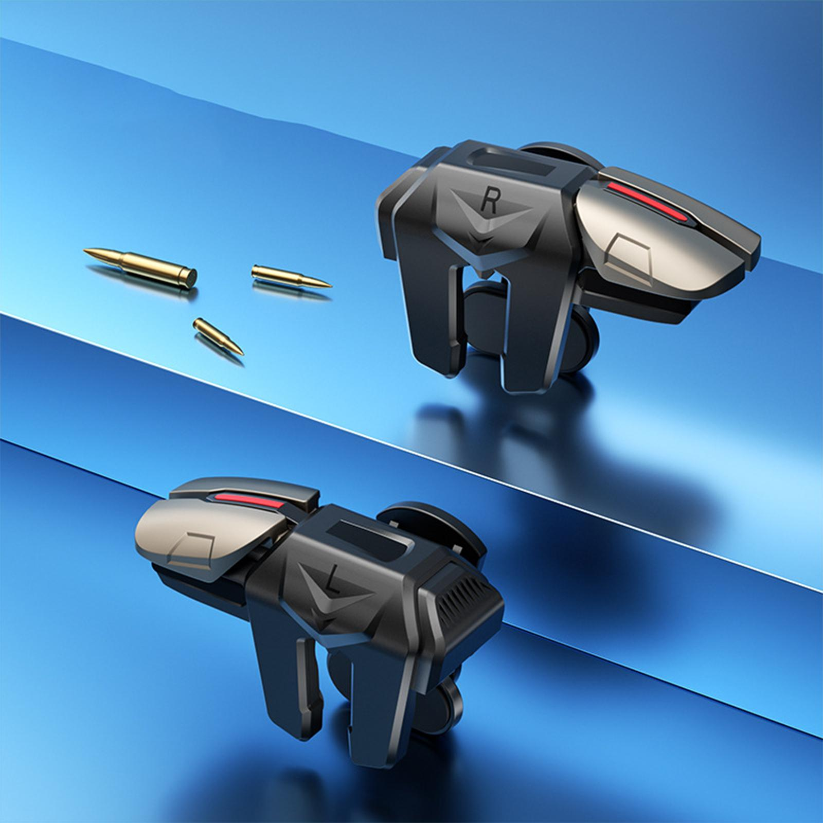 Zwei Spielcontroller, schwarz und grau, befinden sich auf einer blauen Oberfläche. Kugeln sind in der Nähe verstreut.