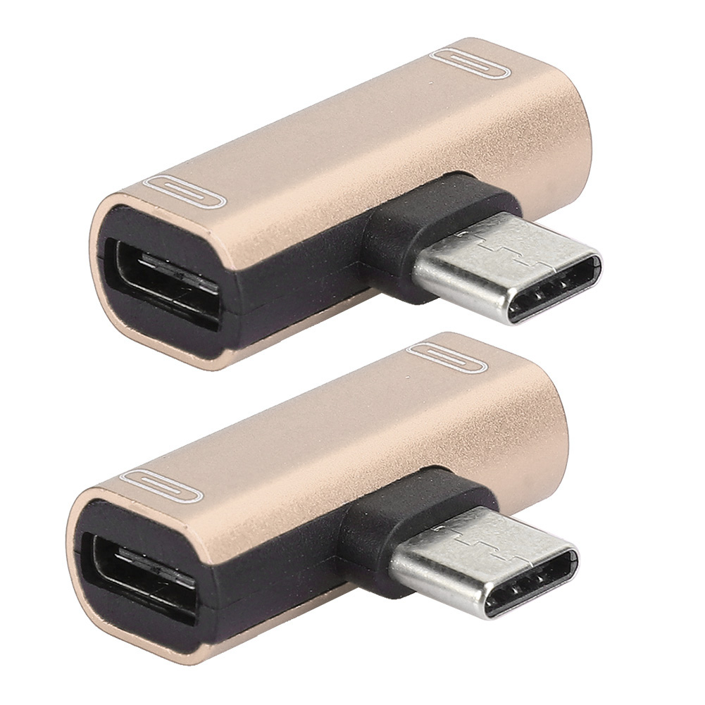 Zwei goldfarbene USB-C-Adapter sind mit einem schwarzen Adapter verbunden. Der Hintergrund ist weiß.