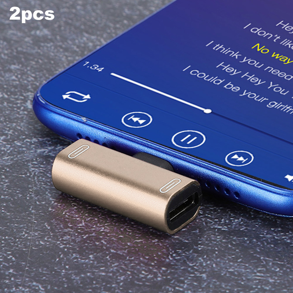 Goldene USB-C-auf-Lightning-Adapter, die in ein Telefon eingesteckt sind. 2 sind abgebildet.