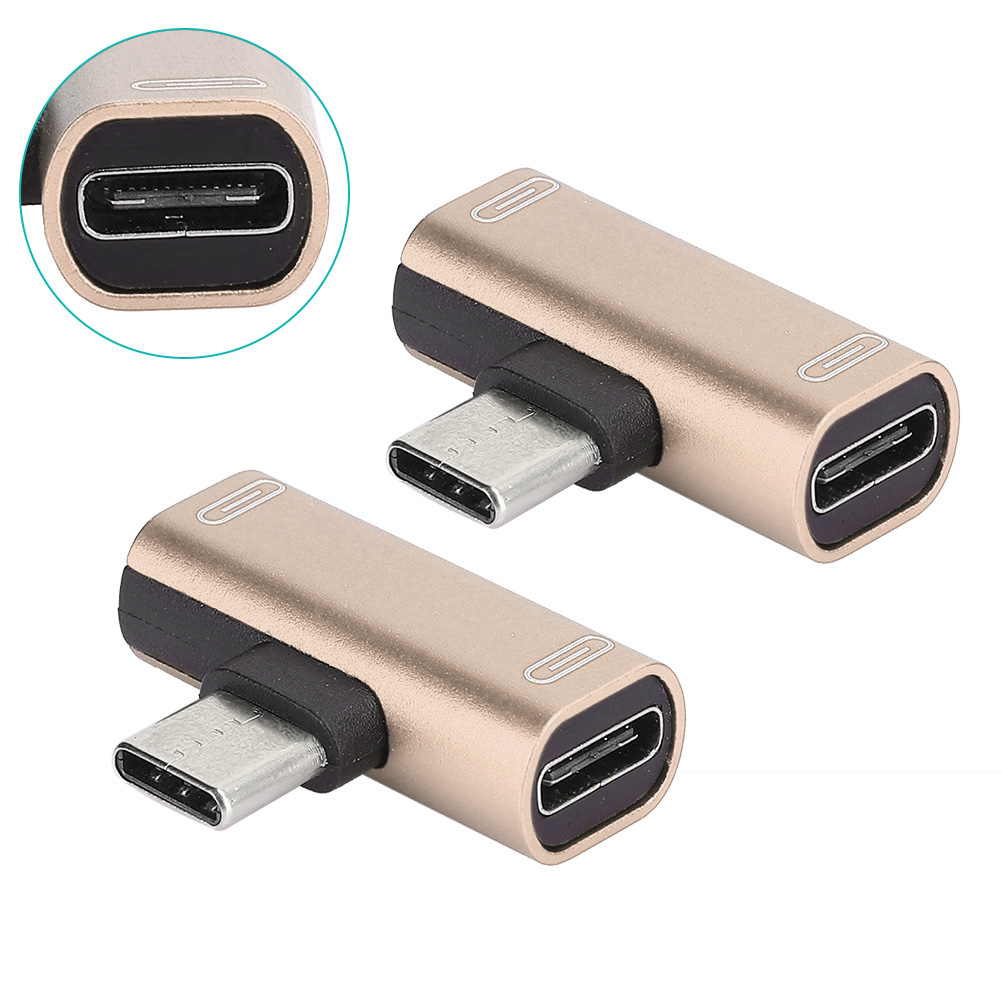 Zwei goldene USB-C-Adapter. Jeder hat einen USB-C-Anschluss und einen USB-C-Stecker im rechten Winkel. Weißer Hintergrund.