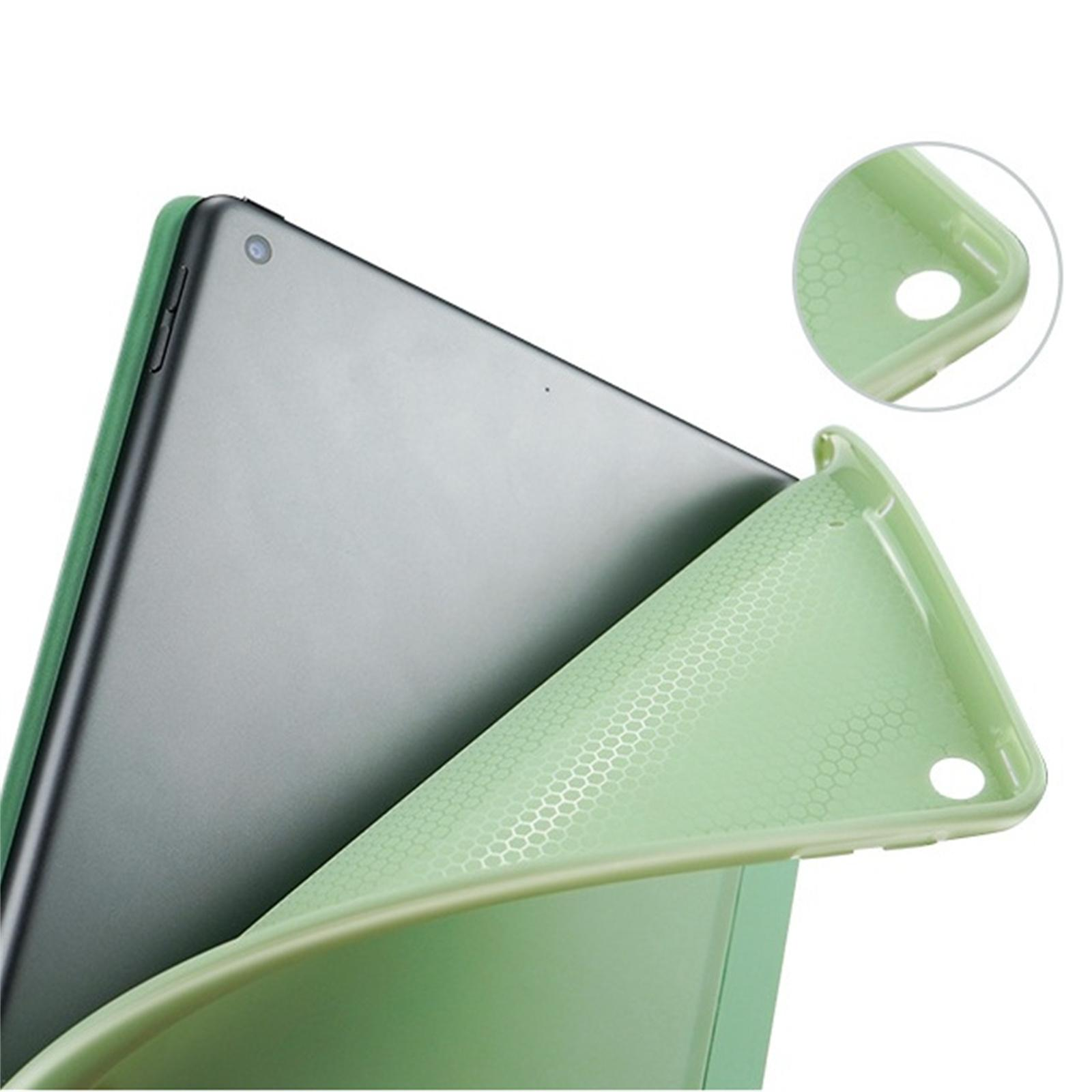 Ein iPad in einem grünen Gehäuse. Ein Teil des Gehäuses ist geöffnet und zeigt die Rückseite des iPads. Weißer Hintergrund.