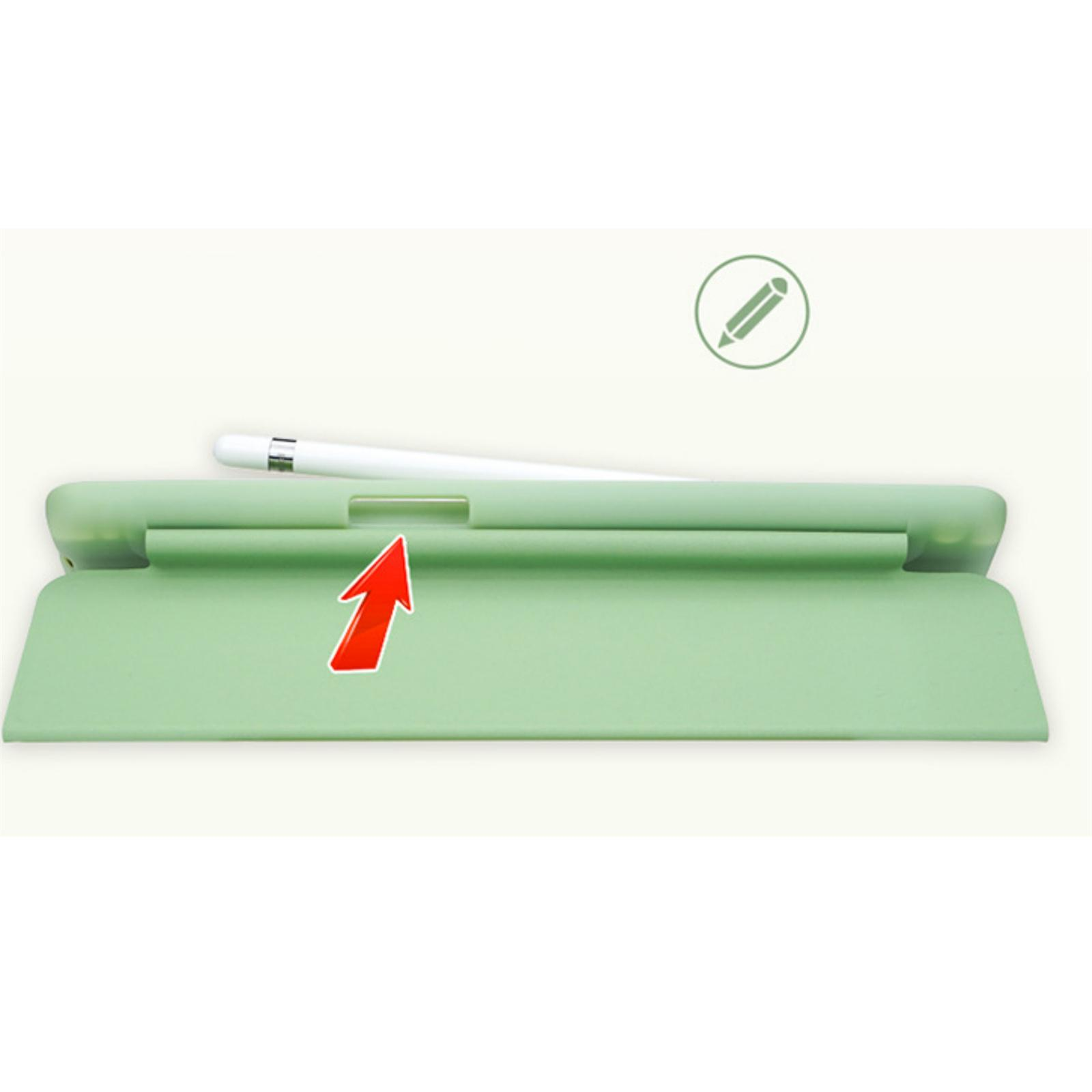 Grüne Tablethülle mit weißem Stift. Roter Pfeil zeigt auf einen Schlitz. Hellgrüner Hintergrund.