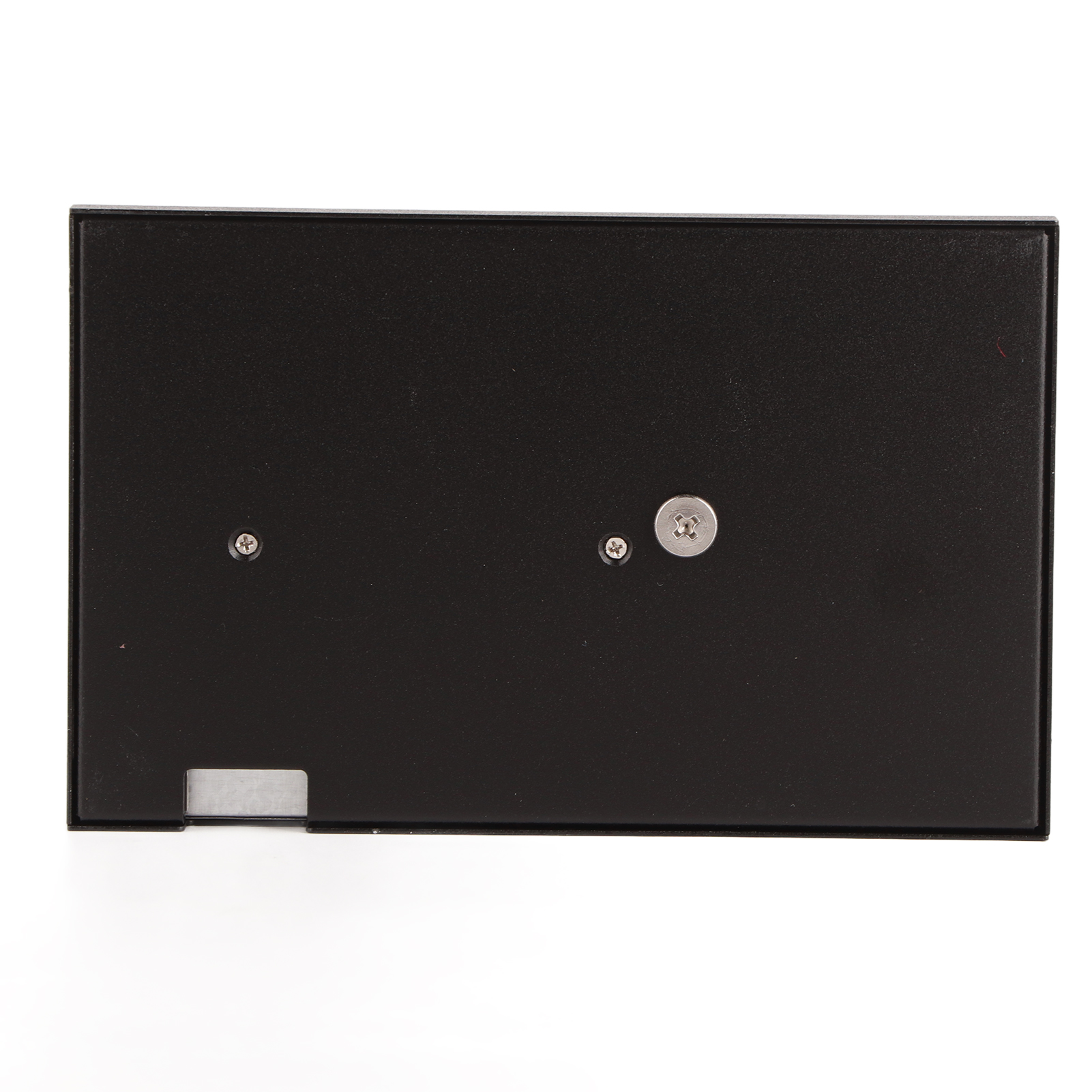 Schwarzes rechteckiges Gerät mit Schrauben auf weißem Hintergrund.