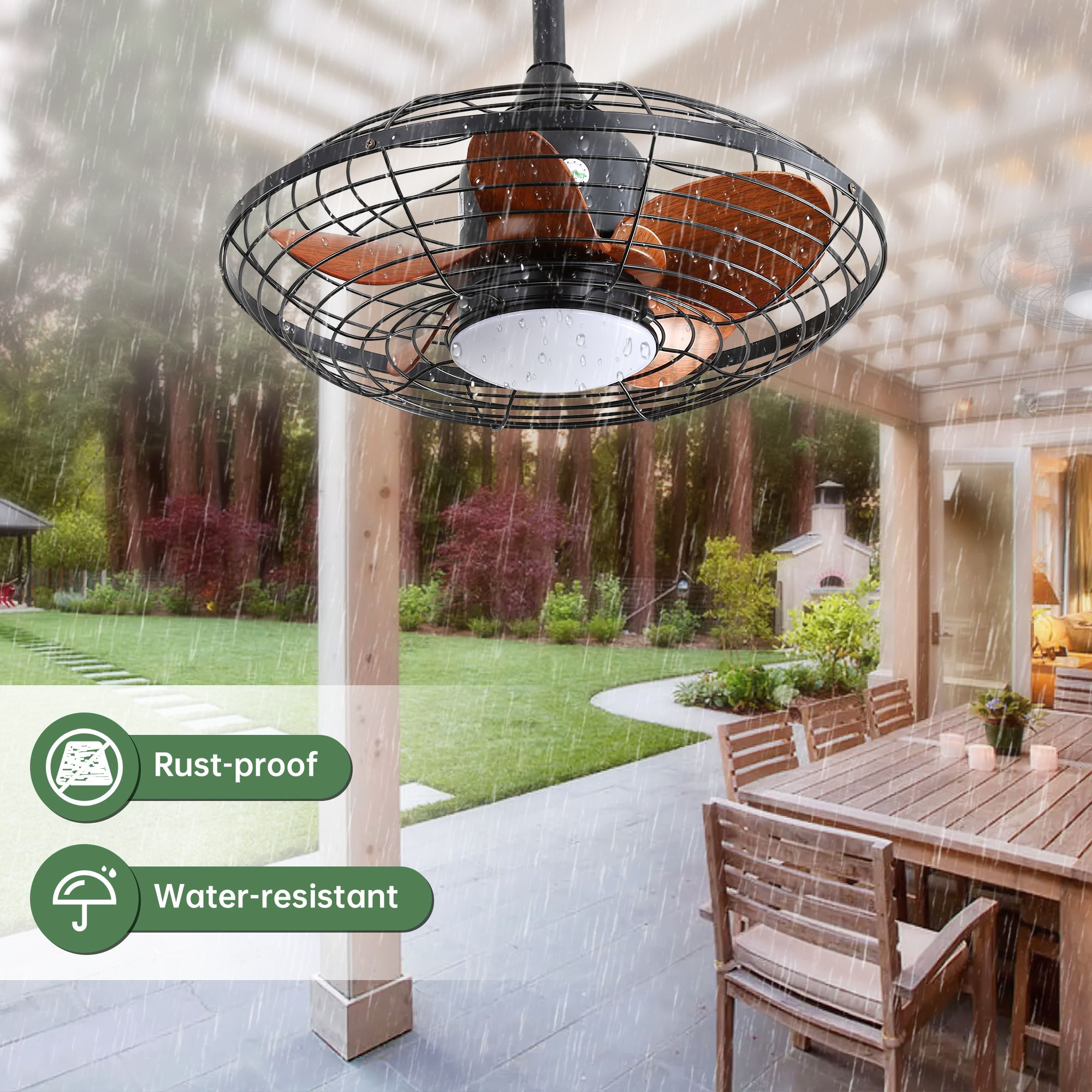 Schwarzer Deckenventilator für den Außenbereich mit Holzflügeln. Im Hintergrund regnet es auf einer Terrasse.