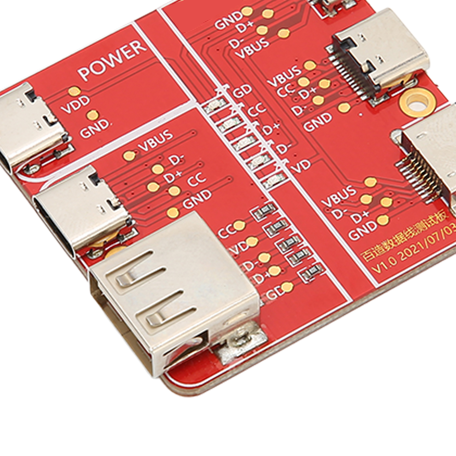 Nahaufnahme einer roten Platine mit Anschlüssen. USB-Anschlüsse links, Text sichtbar.