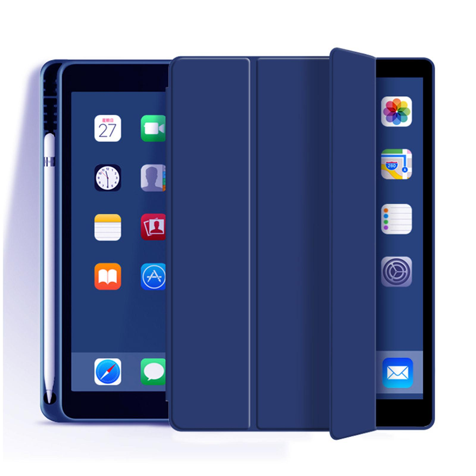 Ein blaues iPad mit Hülle und Stift wird mit geöffneter Abdeckung und Apps angezeigt.