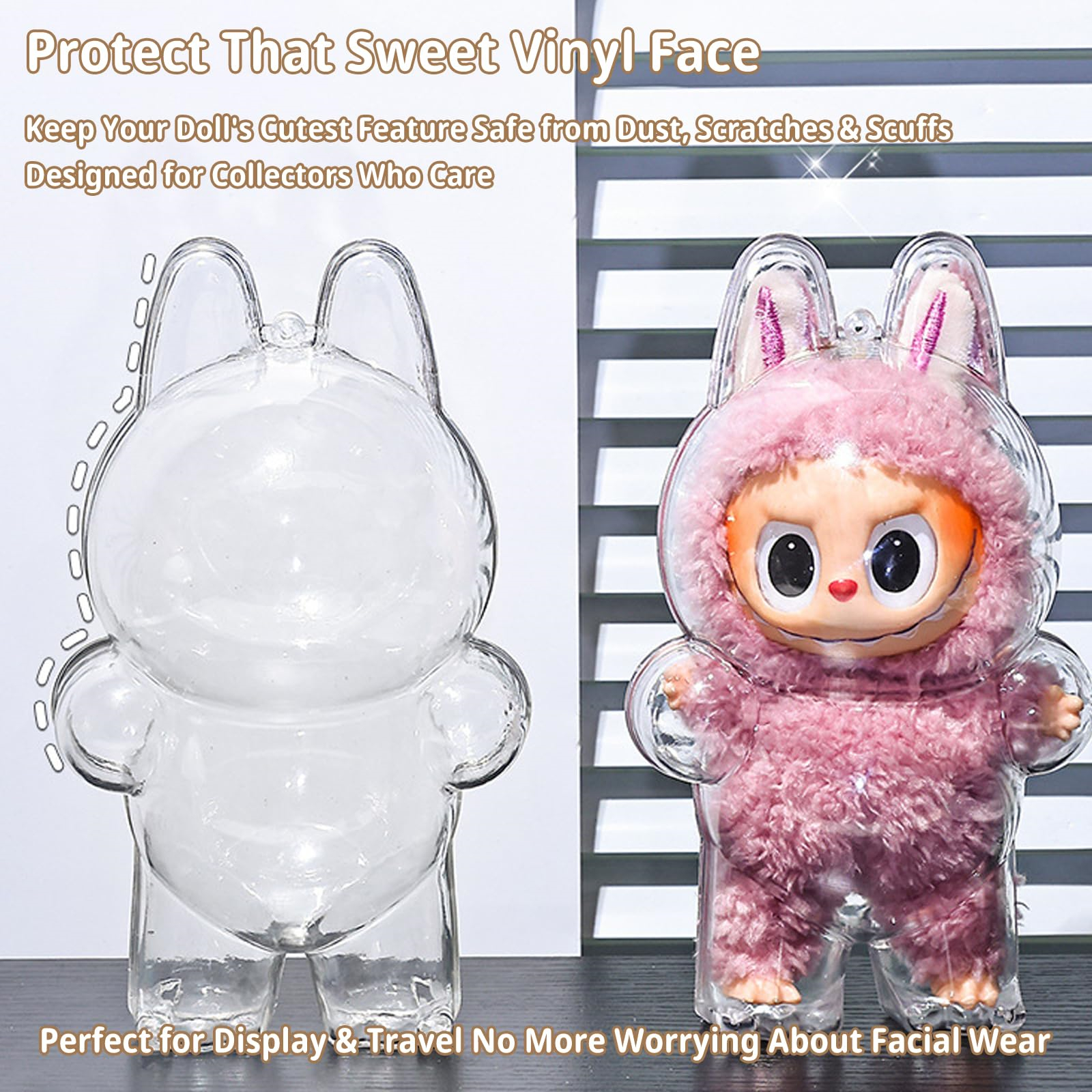 Zwei transparente, hasenförmige Kunststoffbehälter, einer leer und einer mit einer rosa Puppe.