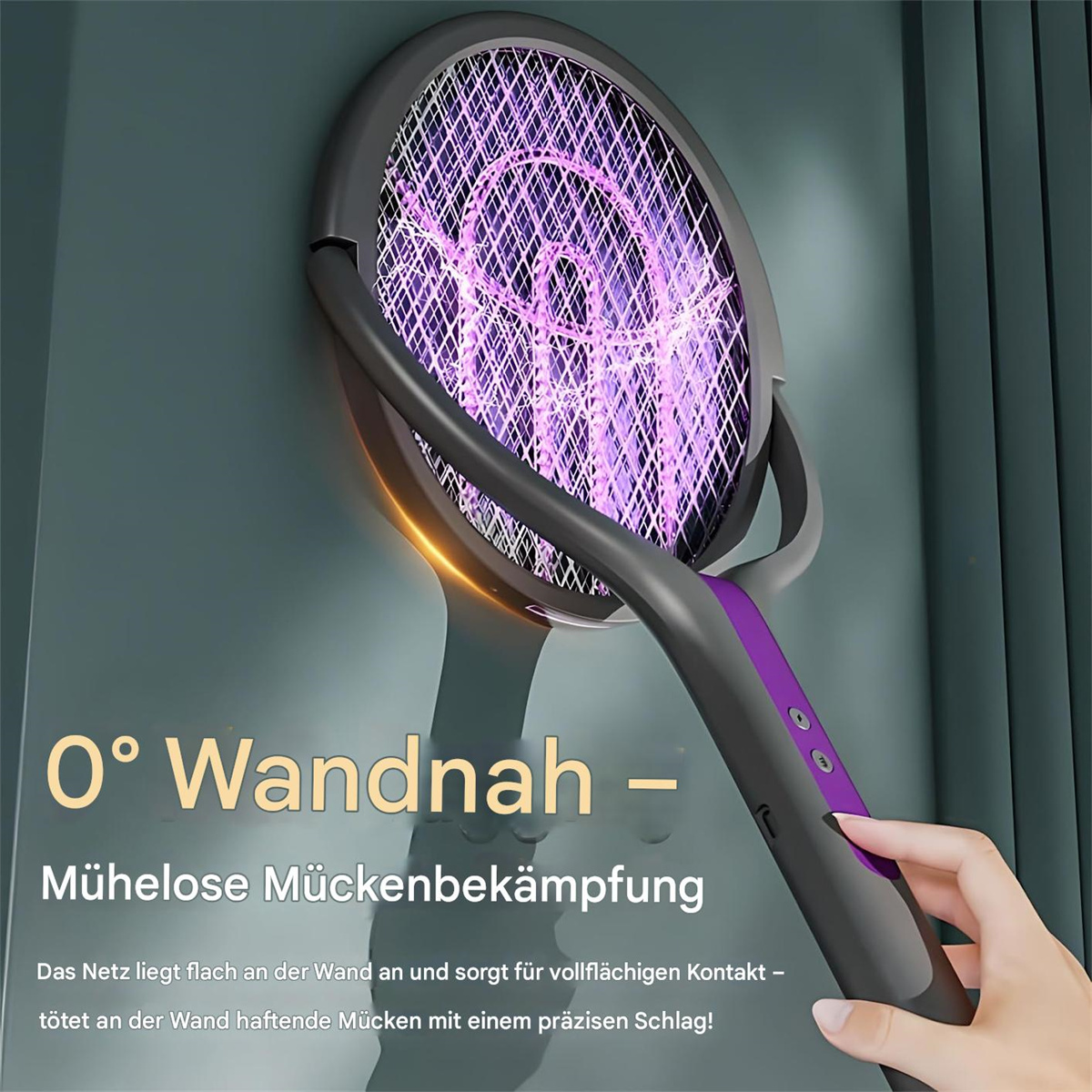 Elektrischer Mückenschläger wird an einer Wand verwendet. Text: Mühelose Mückenbekämpfung. Dunkler Hintergrund.
