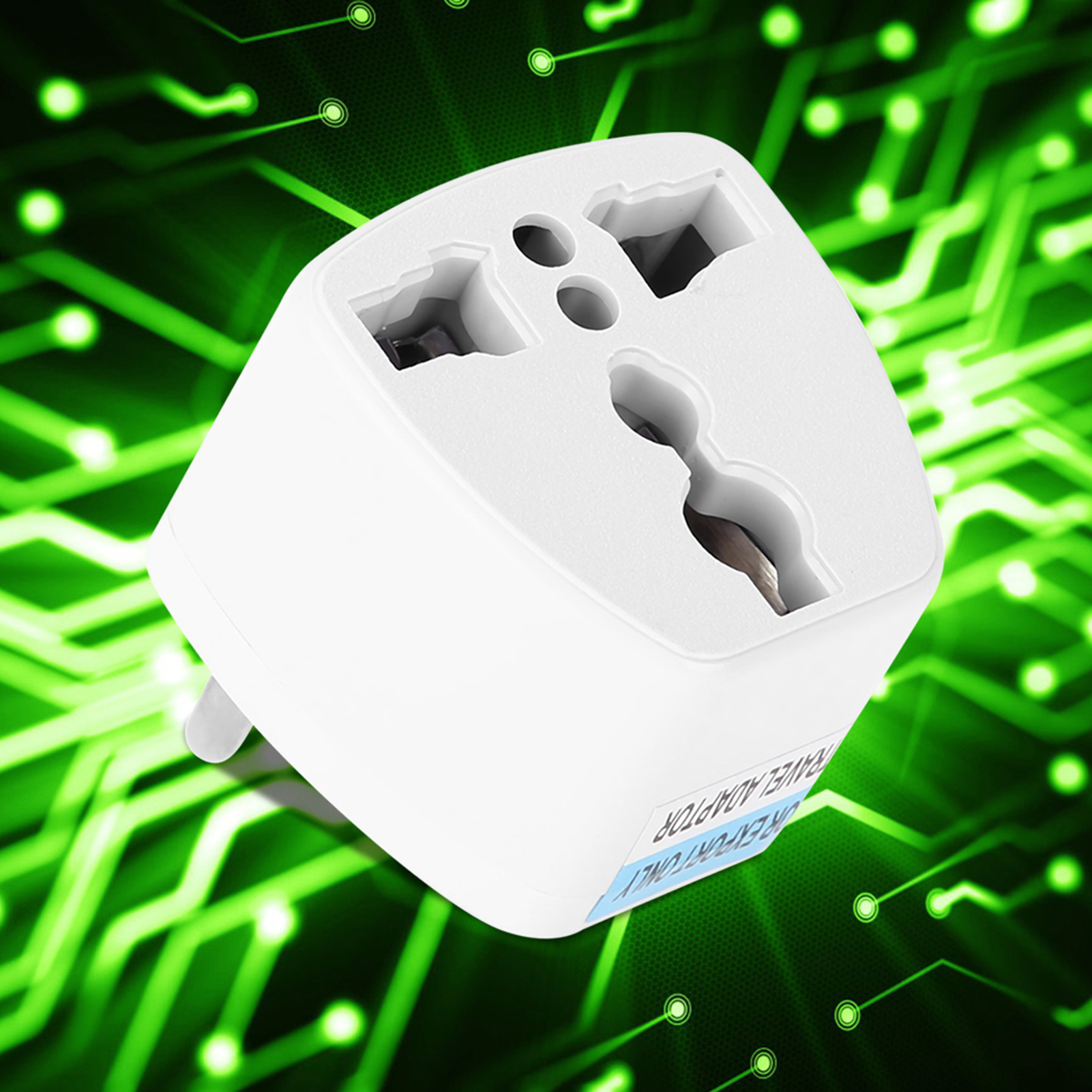 Ein weißer Netzadapter mit mehreren Steckdosen auf grünem Hintergrund.