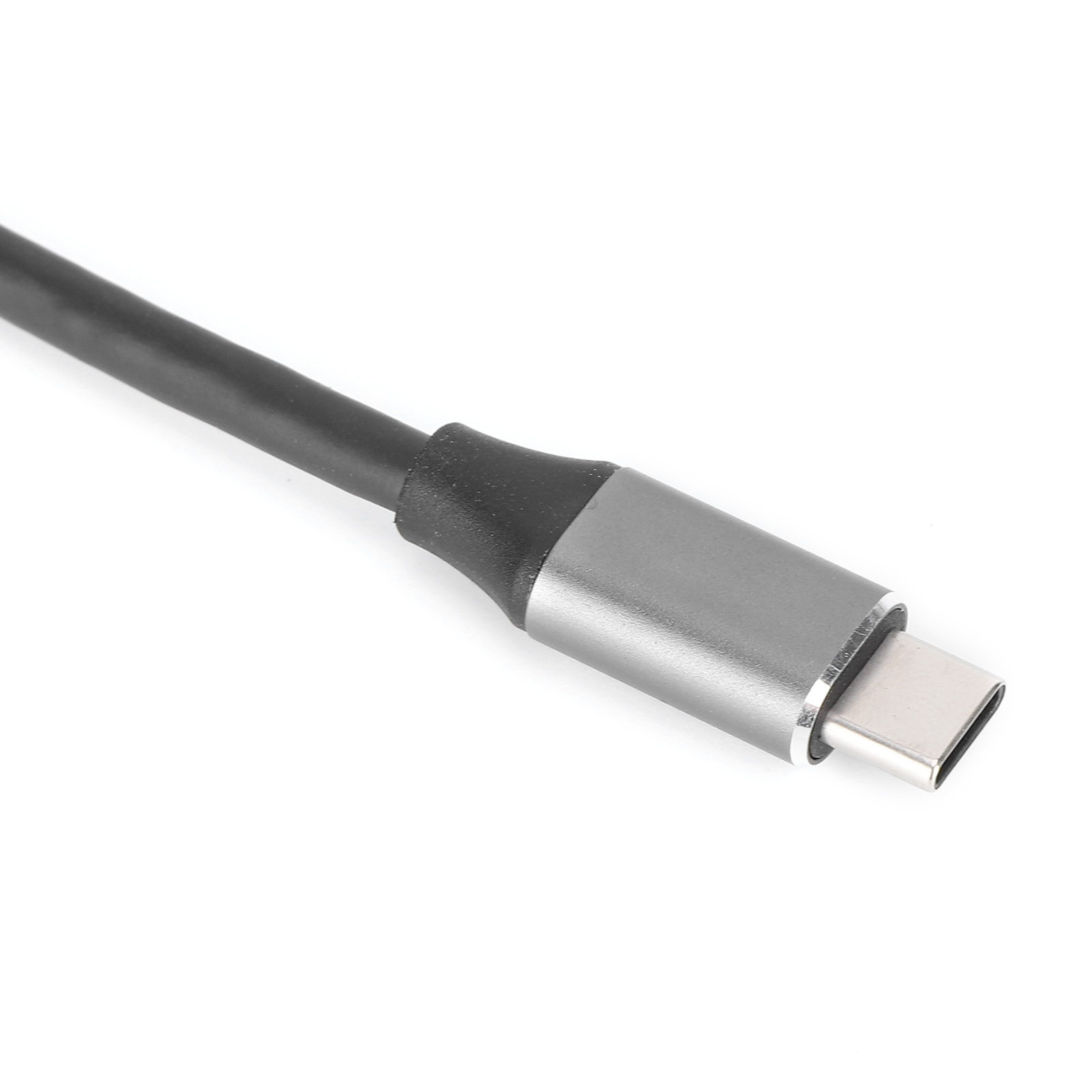 Nahaufnahme eines USB-C-Kabels mit silberfarbenem Stecker und schwarzem Kabel.