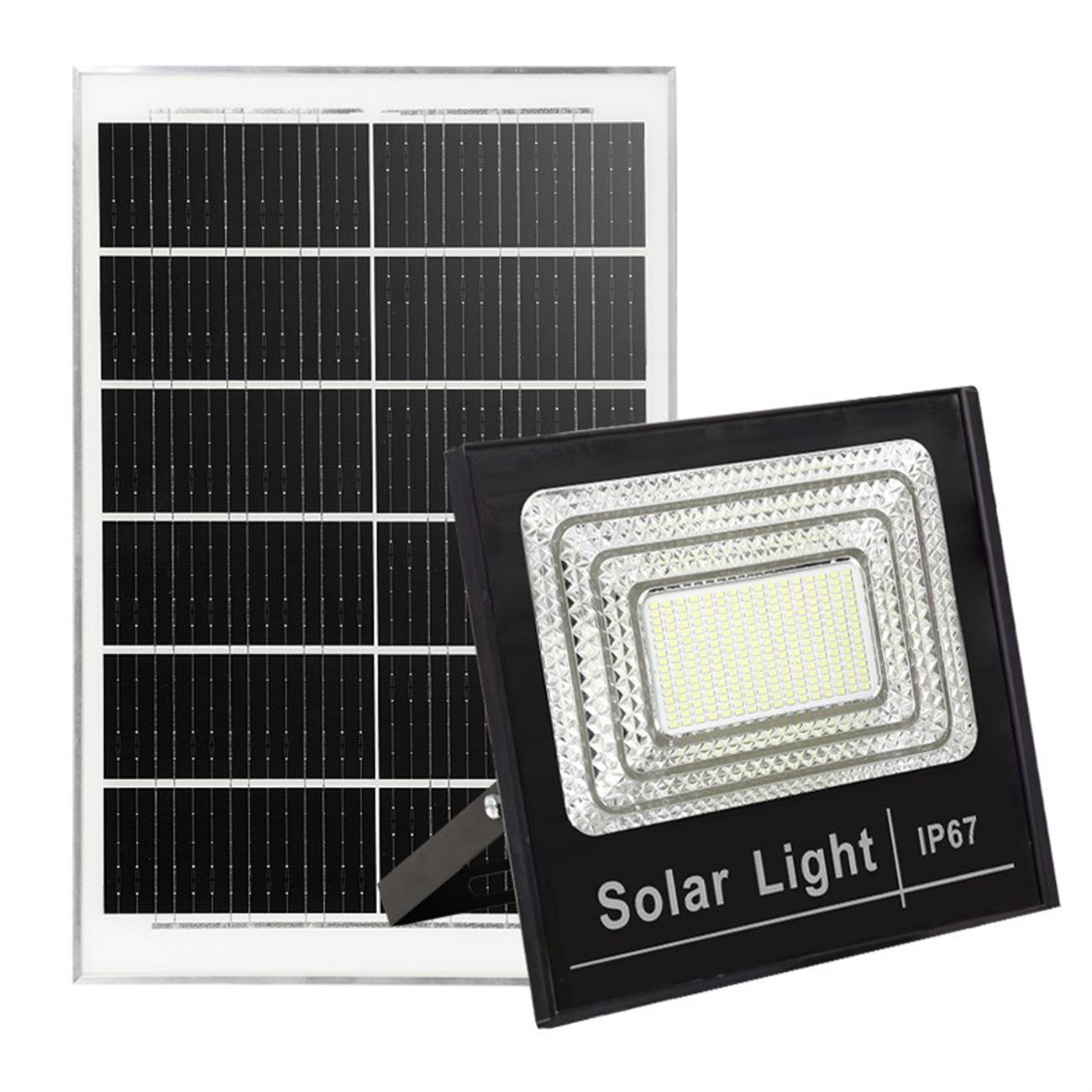 Solarpanel mit schwarzem Rahmen und einem Flutlicht. Solarlicht-Text. IP67. Schwarzer Hintergrund.