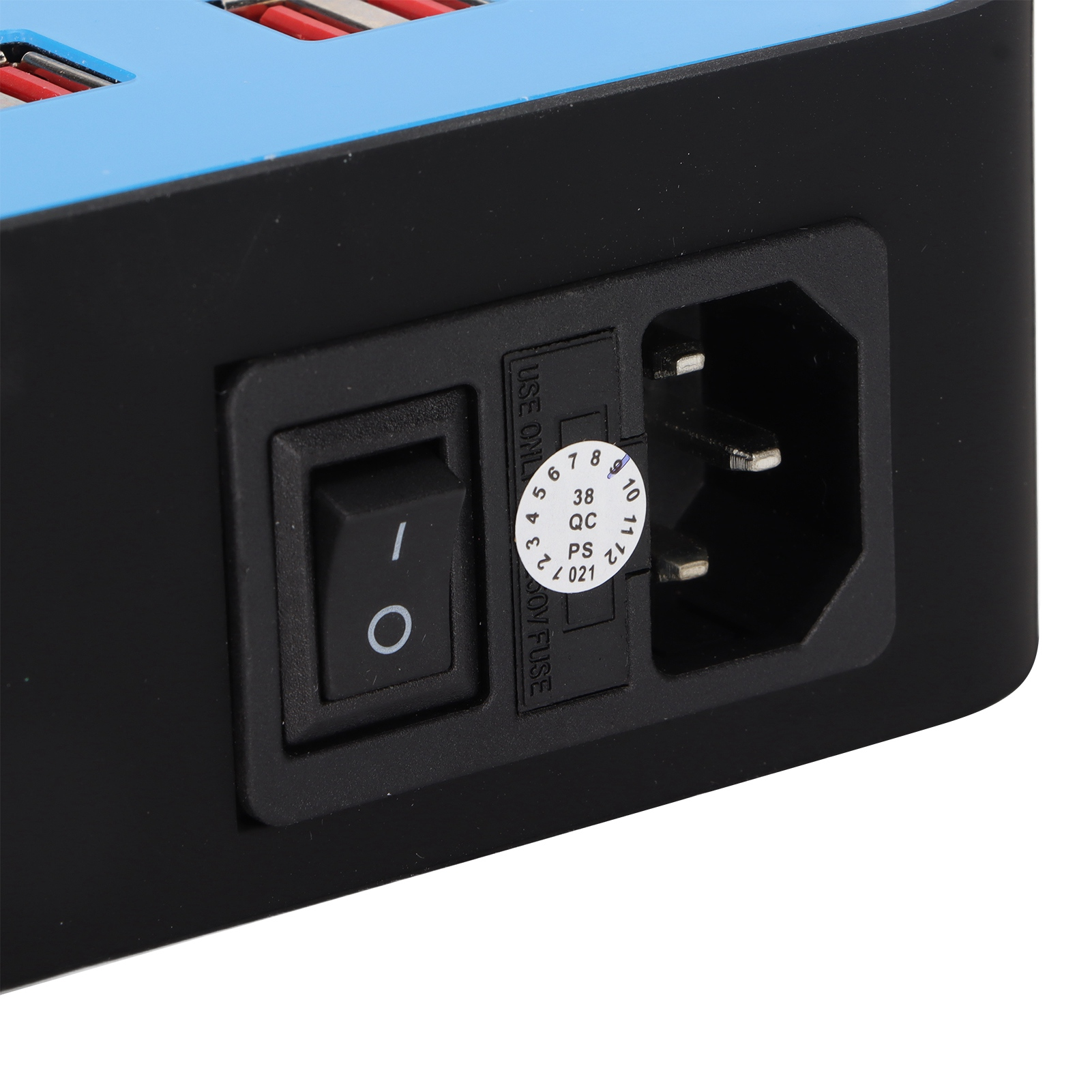 Nahaufnahme des Netzschalters und des Netzanschlusses einer blau-schwarzen USB-Ladestation.