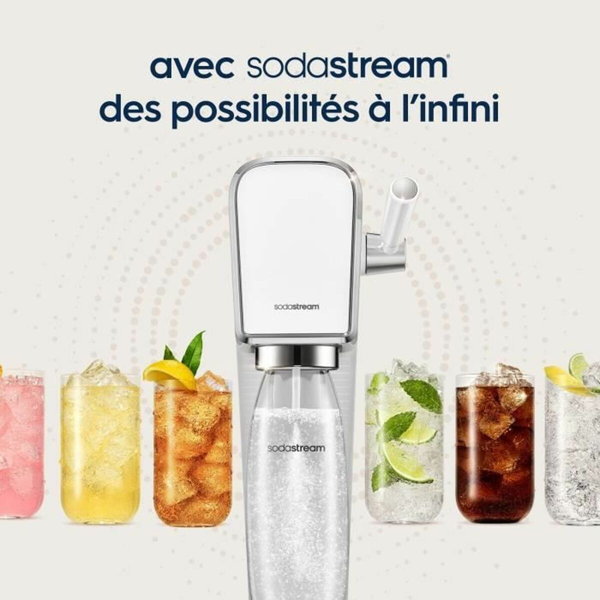 SodaStream-Maschine mit Gläsern voller bunter Getränke davor. Weißer Hintergrund.