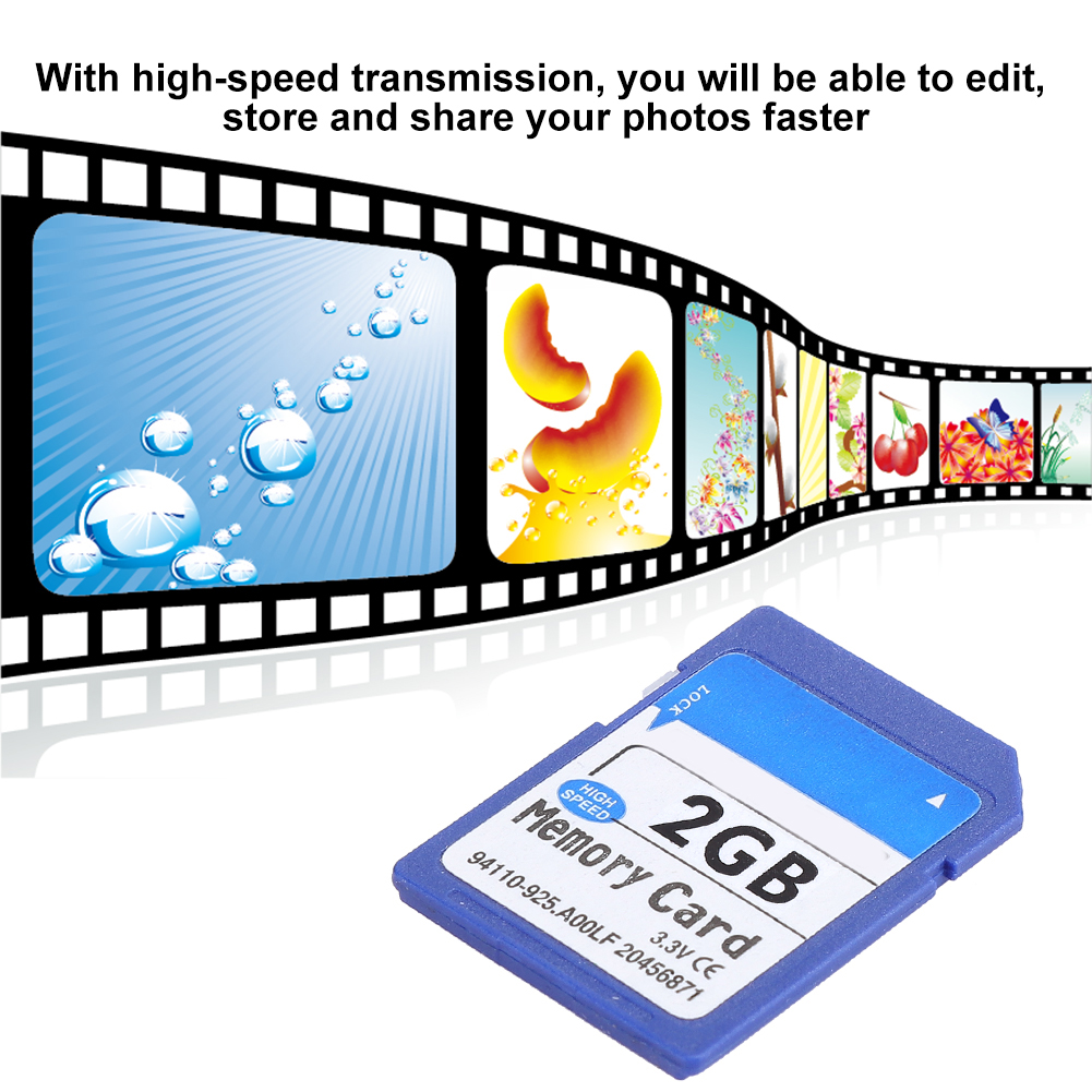 Eine blaue 2GB-Speicherkarte. Ein Filmstreifen mit Bildern befindet sich im Hintergrund, mit blauem Hintergrund.