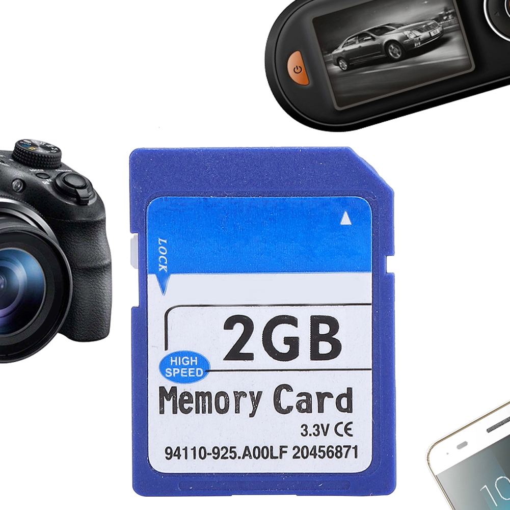 Blaue 2GB-Speicherkarte neben Kamera und Dashcam.