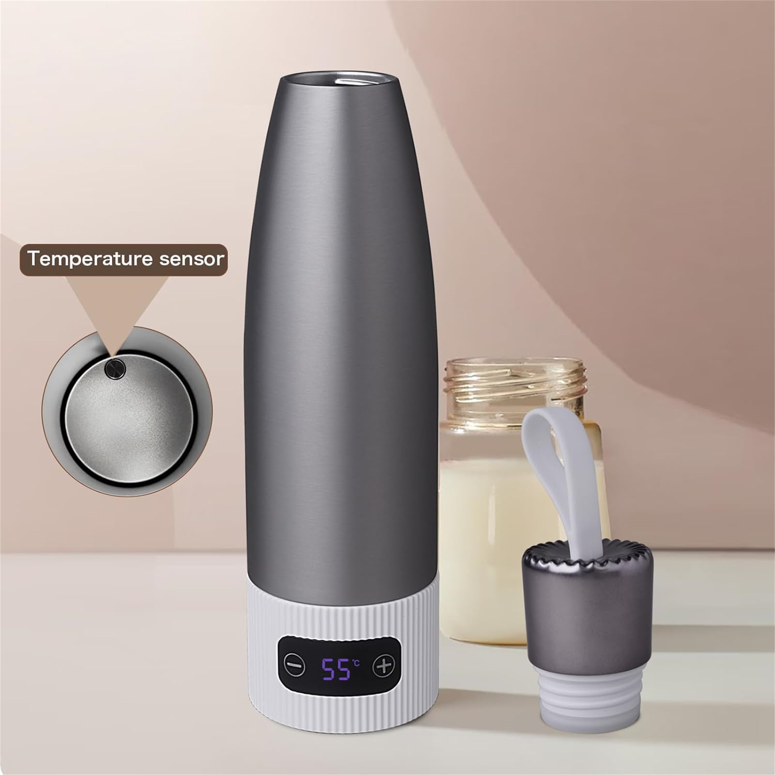 Eine silberne Flasche mit weißem Sockel, Digitalanzeige und Flaschendeckel auf einem Hintergrund.