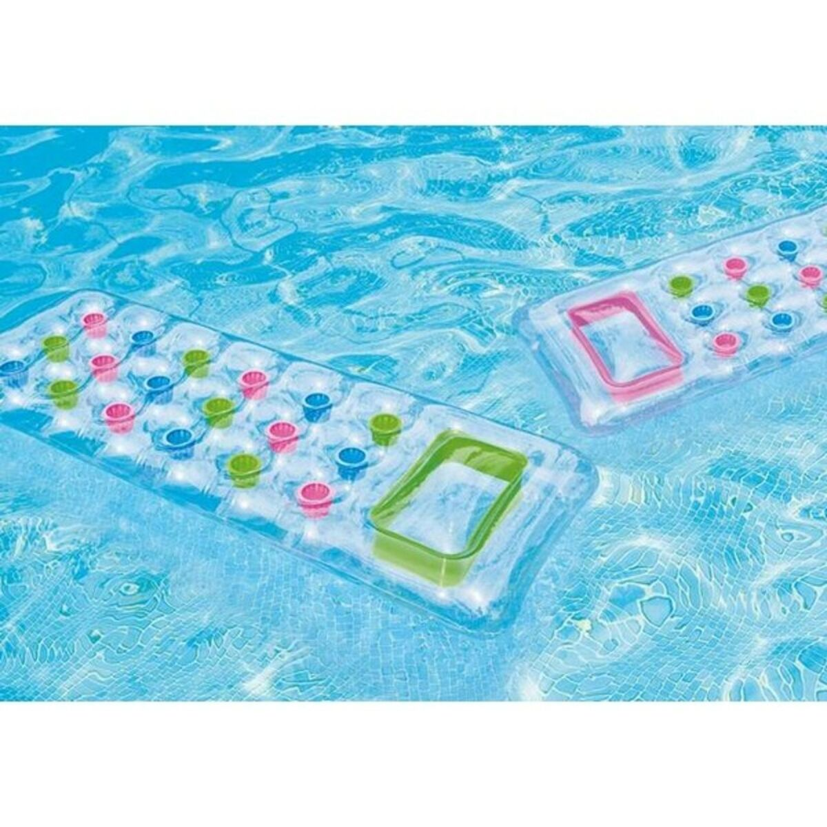 Zwei rechteckige aufblasbare Poolschwimmer in einem Pool. Sie haben verschiedene farbige runde Löcher und ein rechteckiges Loch.