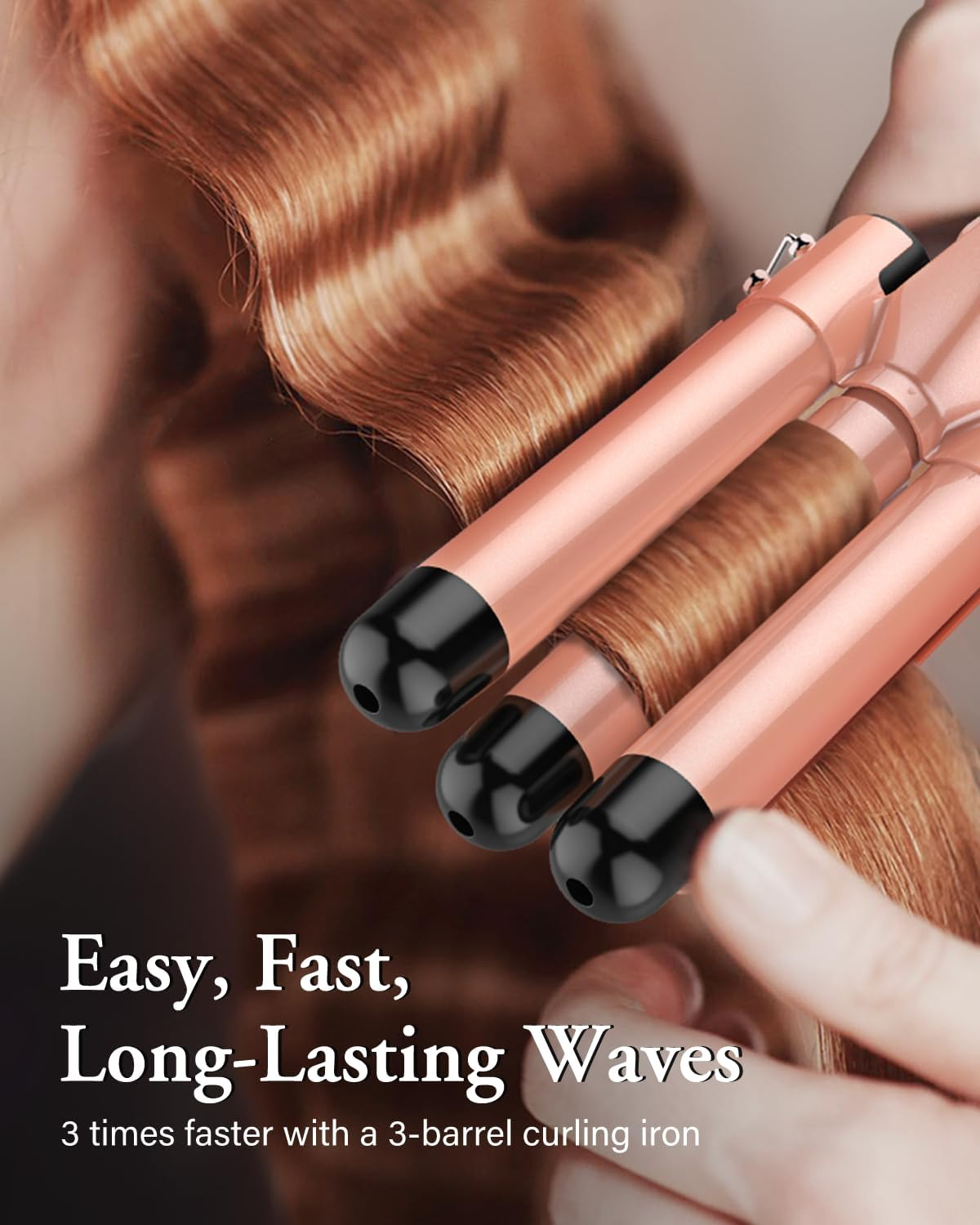 Ein 3-Fass-Lockenstab mit Haaren. Der Text lautet 'Leichte, schnelle, langlebige Wellen'.