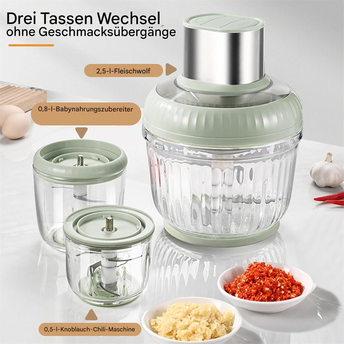 Drei Küchenmaschinen mit verschiedenen Behältern und Zutaten: Chili, Knoblauch, Babynahrung.