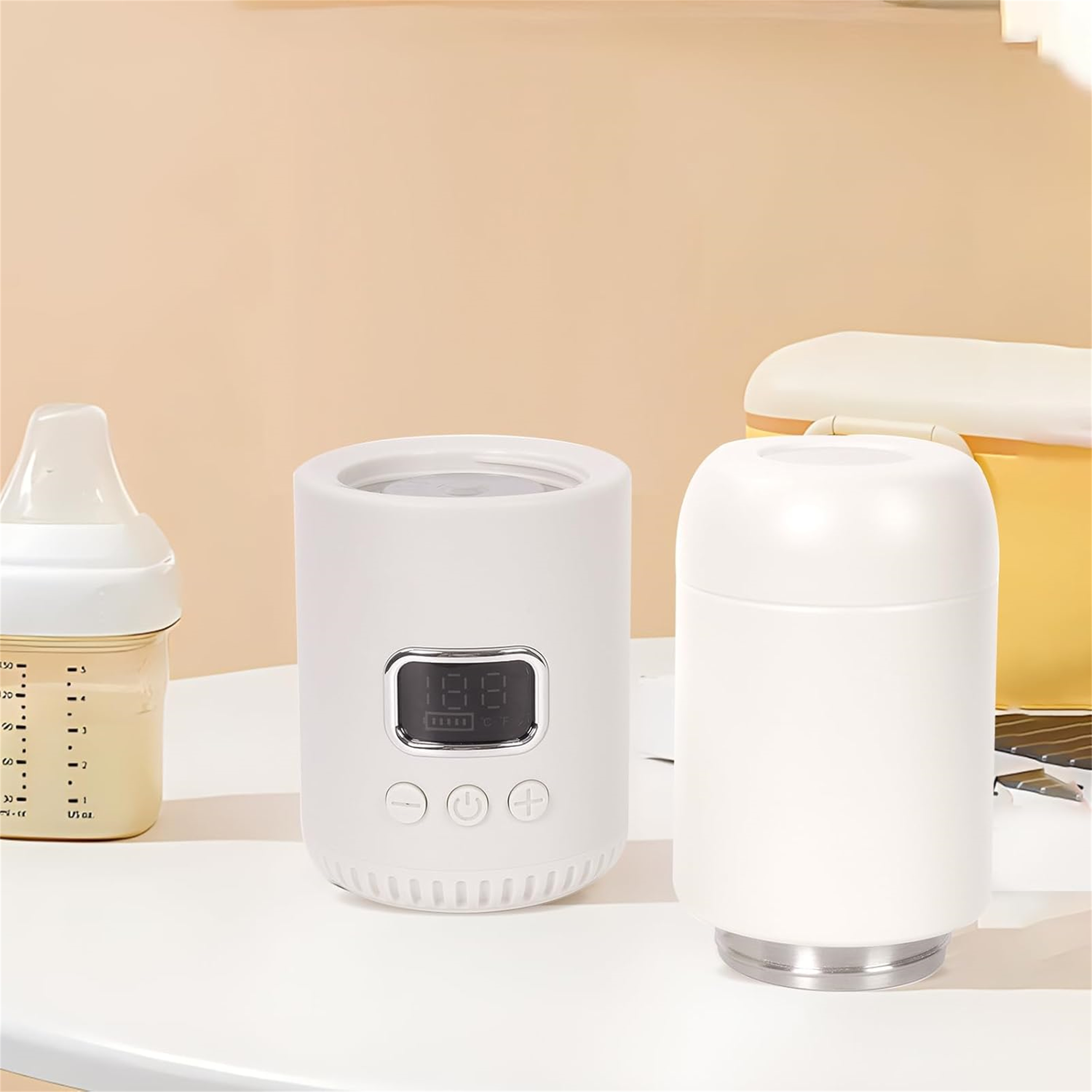 Weißer Babyflaschenwärmer mit Digitalanzeige, neben einer Flasche und einem Behälter.